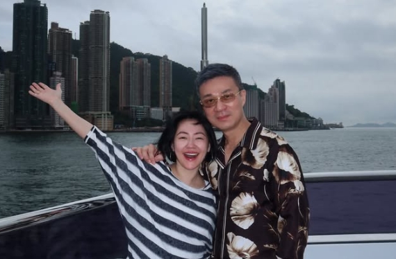 小S一家到香港旅遊，許雅鈞「滿頭白髮」也引起熱議。（翻攝自小S IG）