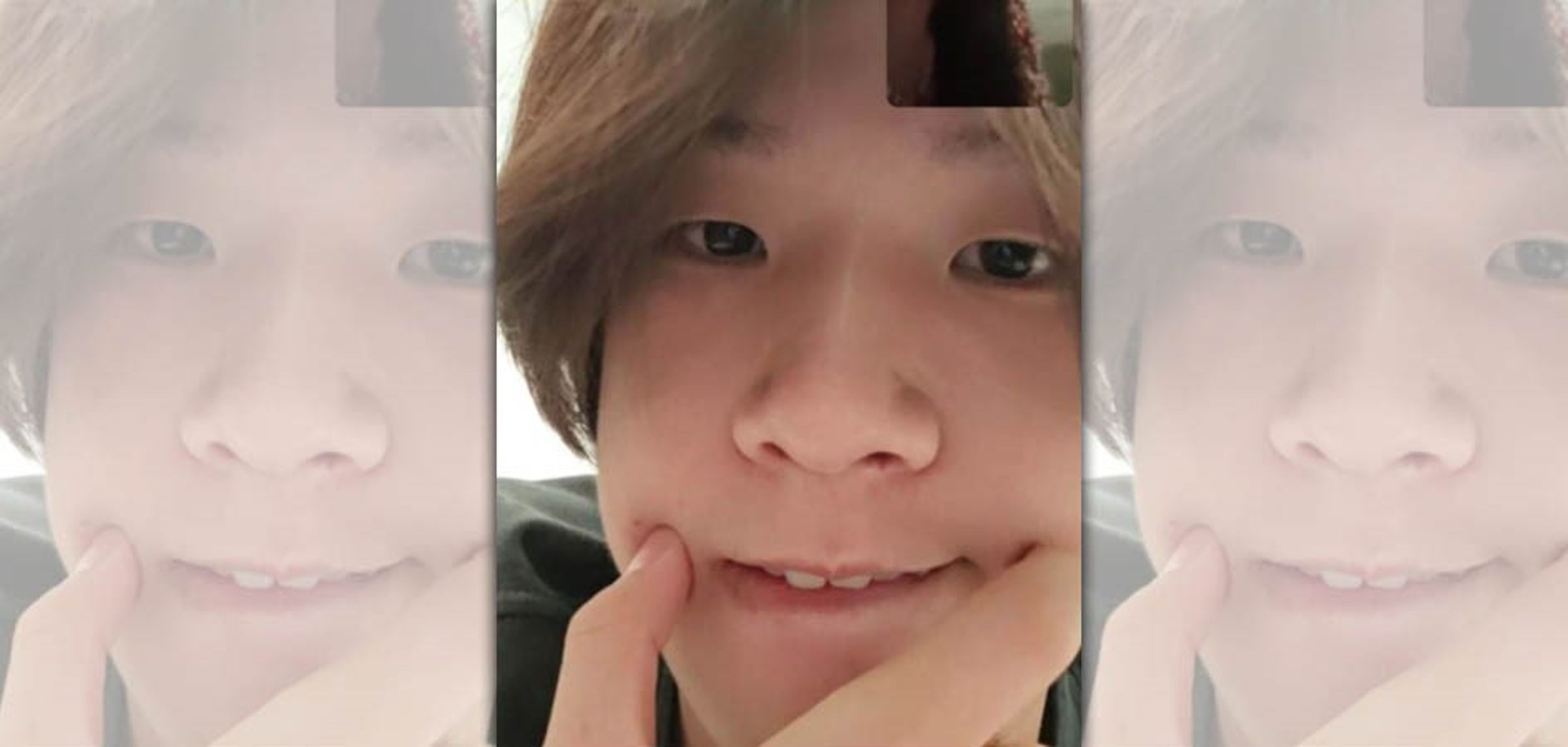 葉姓少年和母親視訊時,用手按著酒窩,疑似是在向母親求救「救我」。(翻攝自微博)