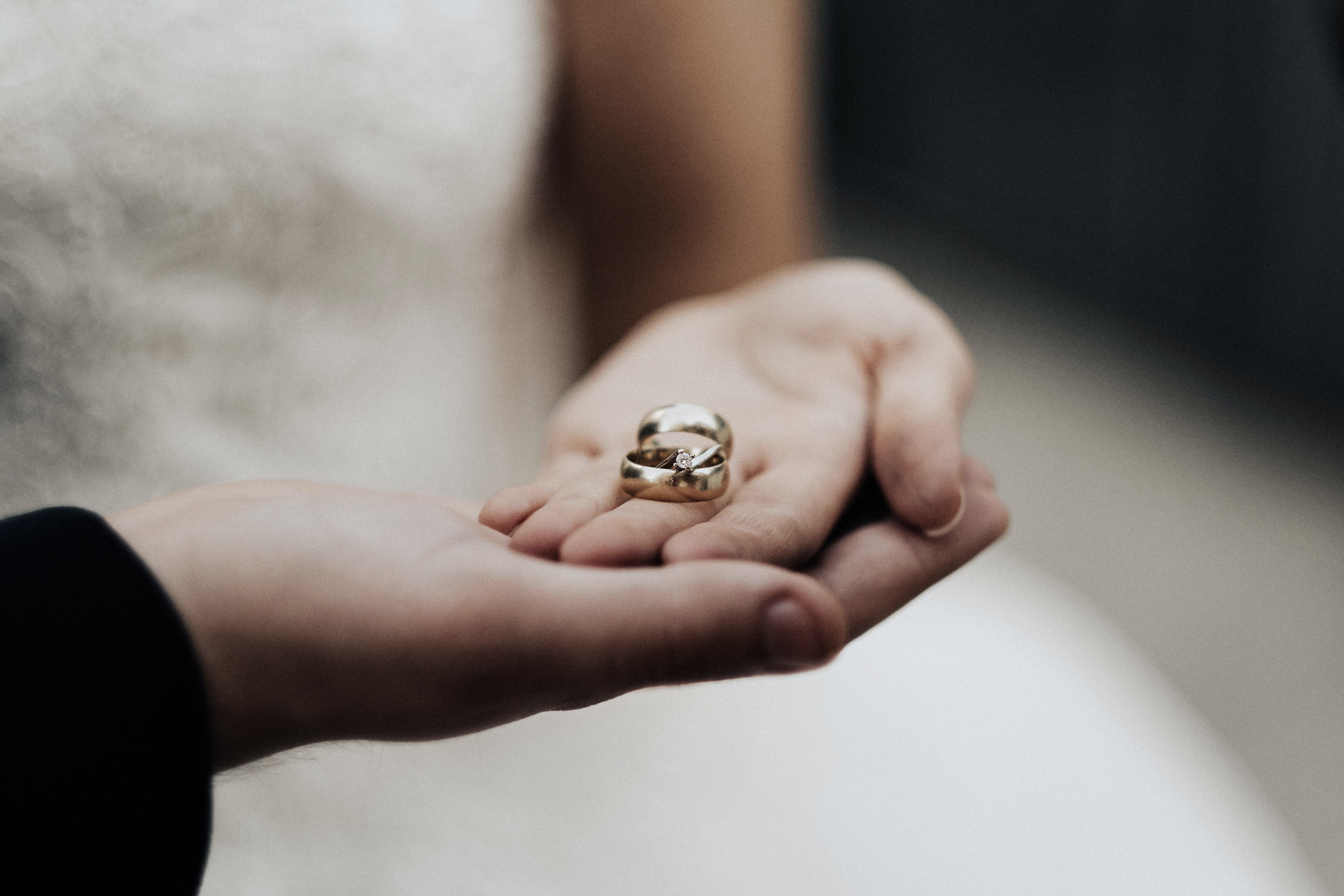 有位網友想跟男友結婚,但卻被對方的媽媽以兒子「這個年紀不適合」否決。(示意圖,取自pexels)