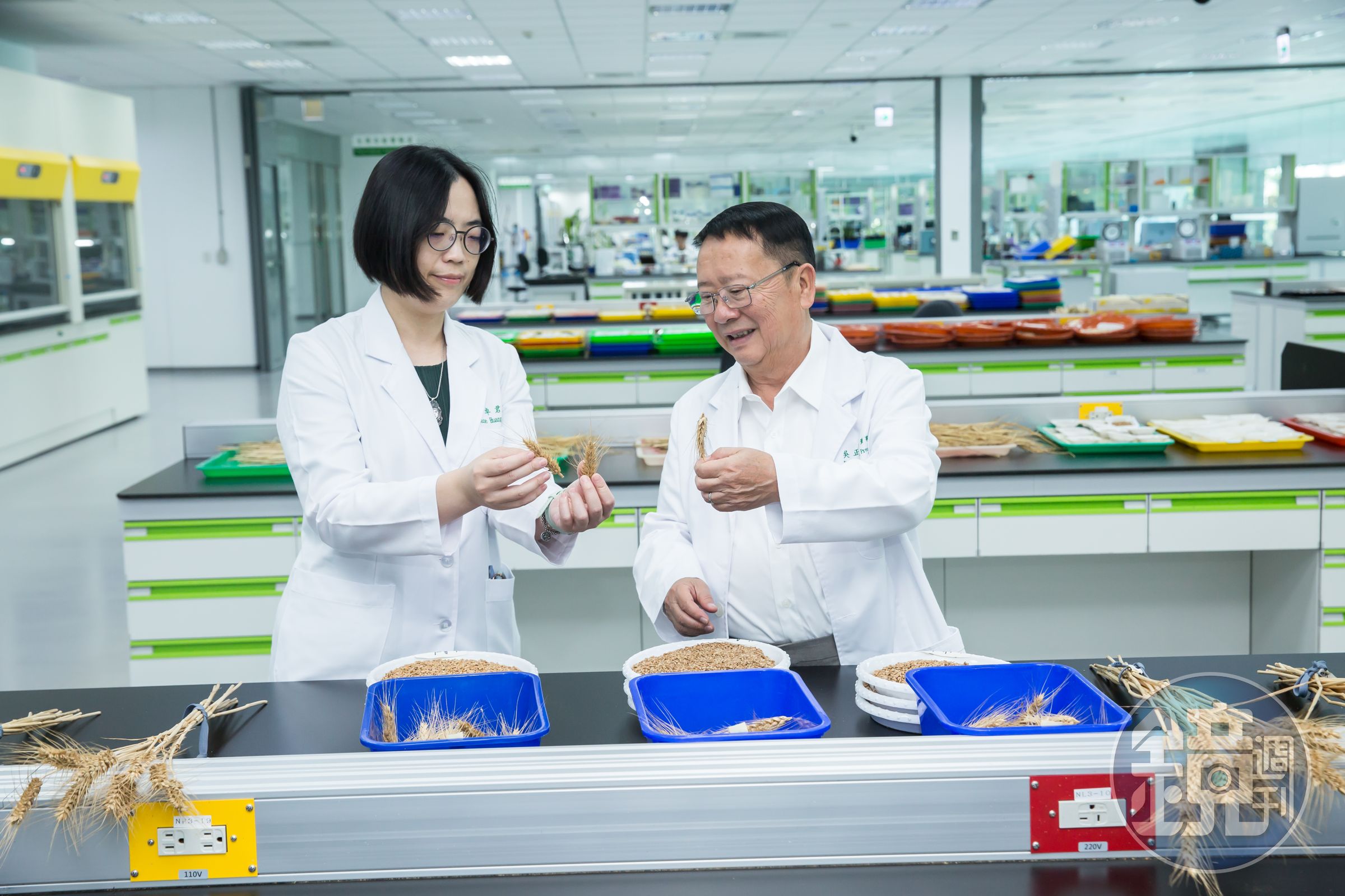 吳正邦堅持在台灣研發。正瀚優勢是能自主開發出高效、精準、低碳的農業生技產品。左為總經理黃卓君,她是德國科隆大學植物所博士。