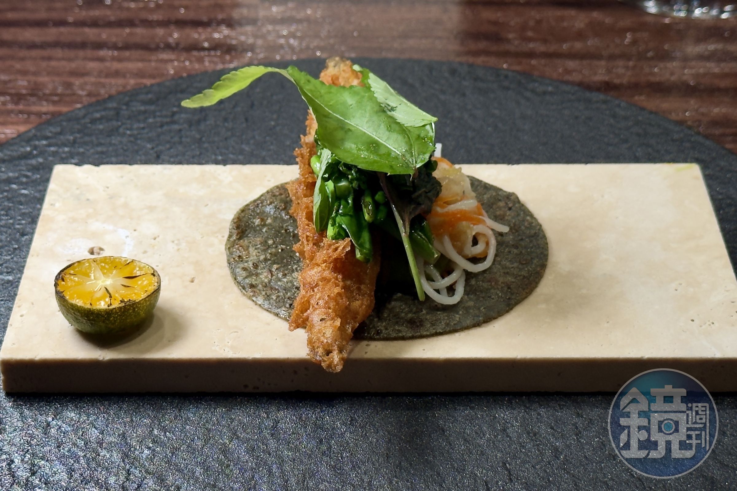 「Taco／野菜／喜相逢」以台灣原生種胡椒葉製作潤餅皮，包入酥炸喜相逢與三峽在地野菜，重新演繹墨西哥Taco。
