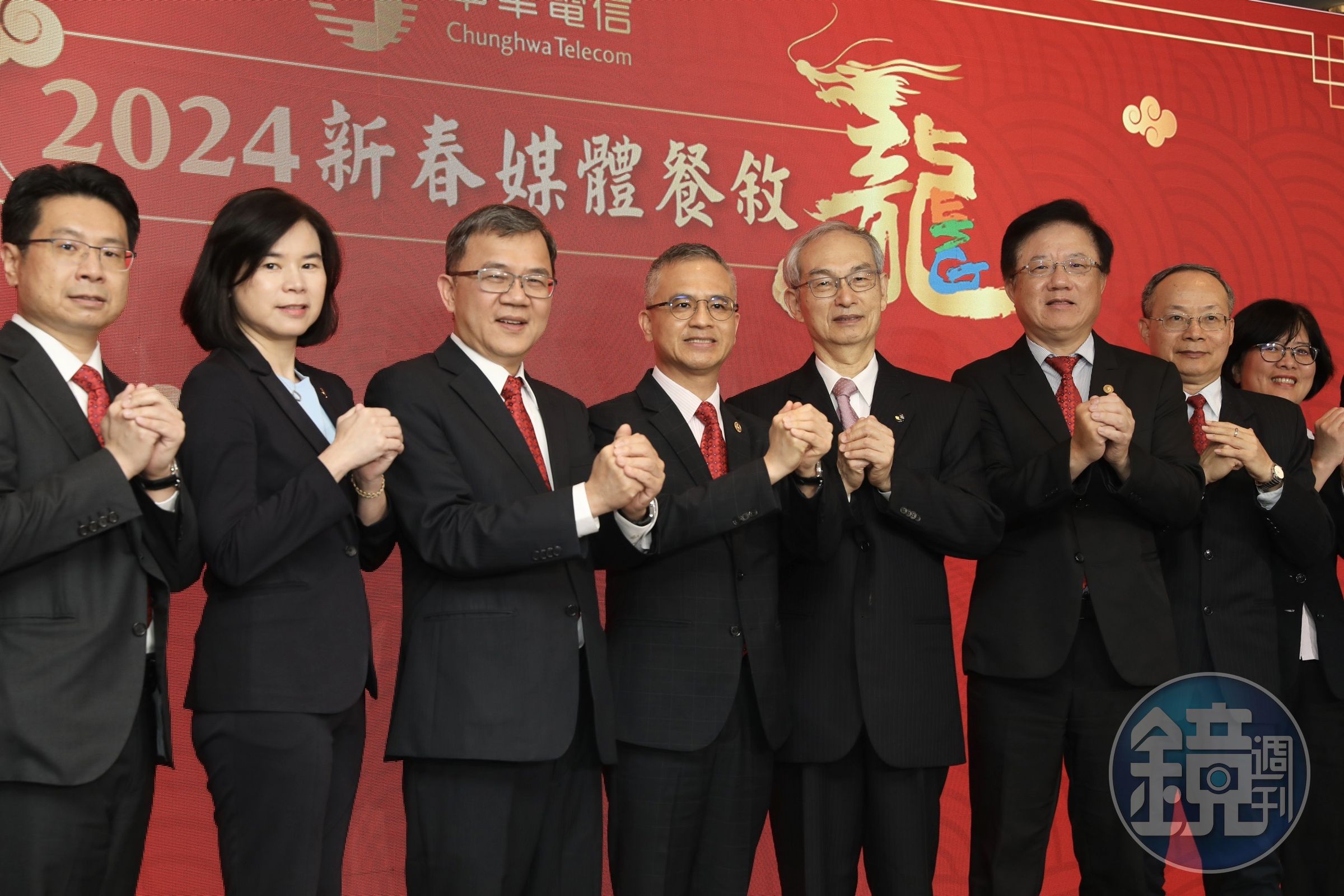 郭水義(左4)拚中華電信躍國際企業,下一步打造高中低軌道群星網路。