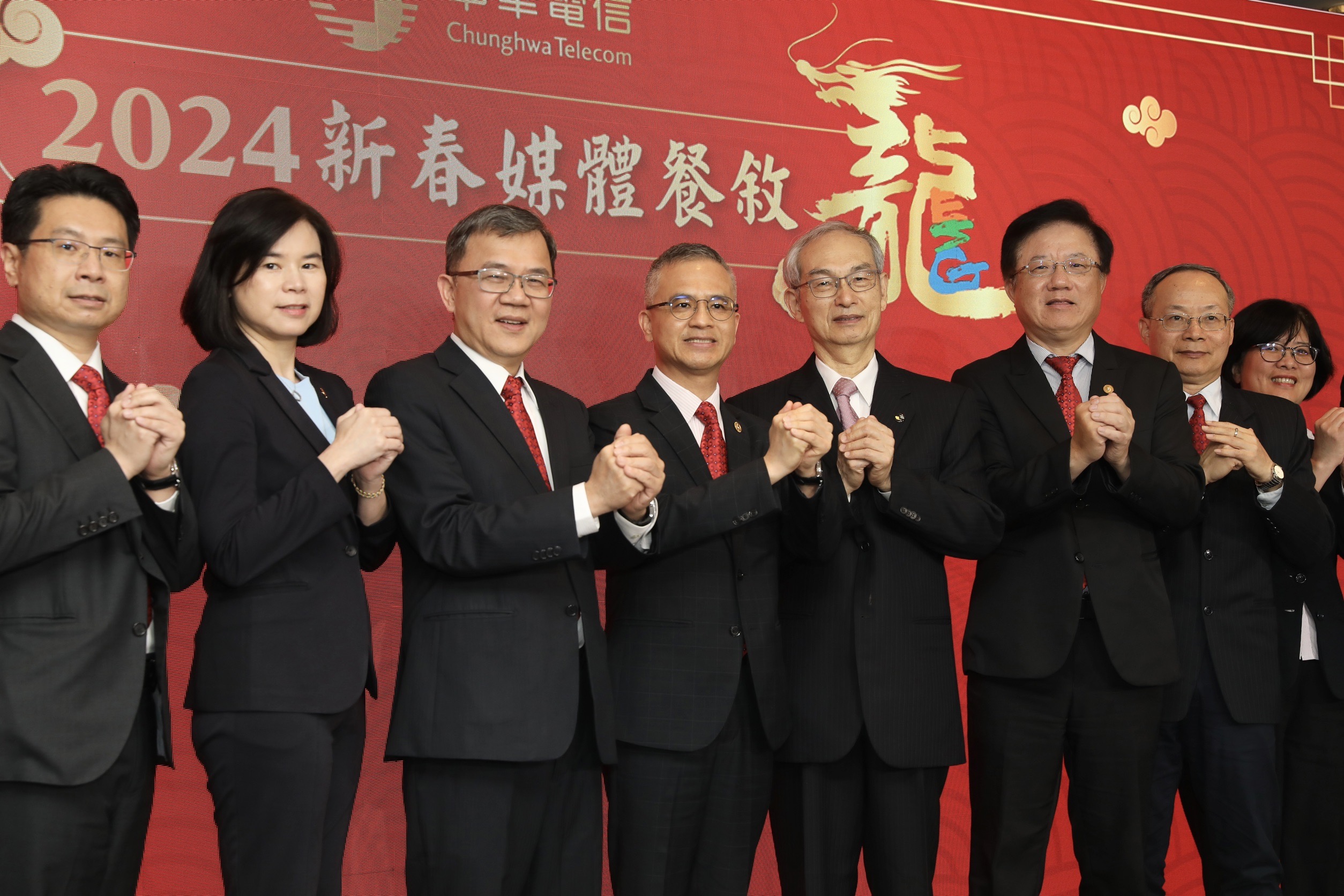 郭水義（左4）拚中華電信躍國際企業，下一步打造高中低軌道群星網路。