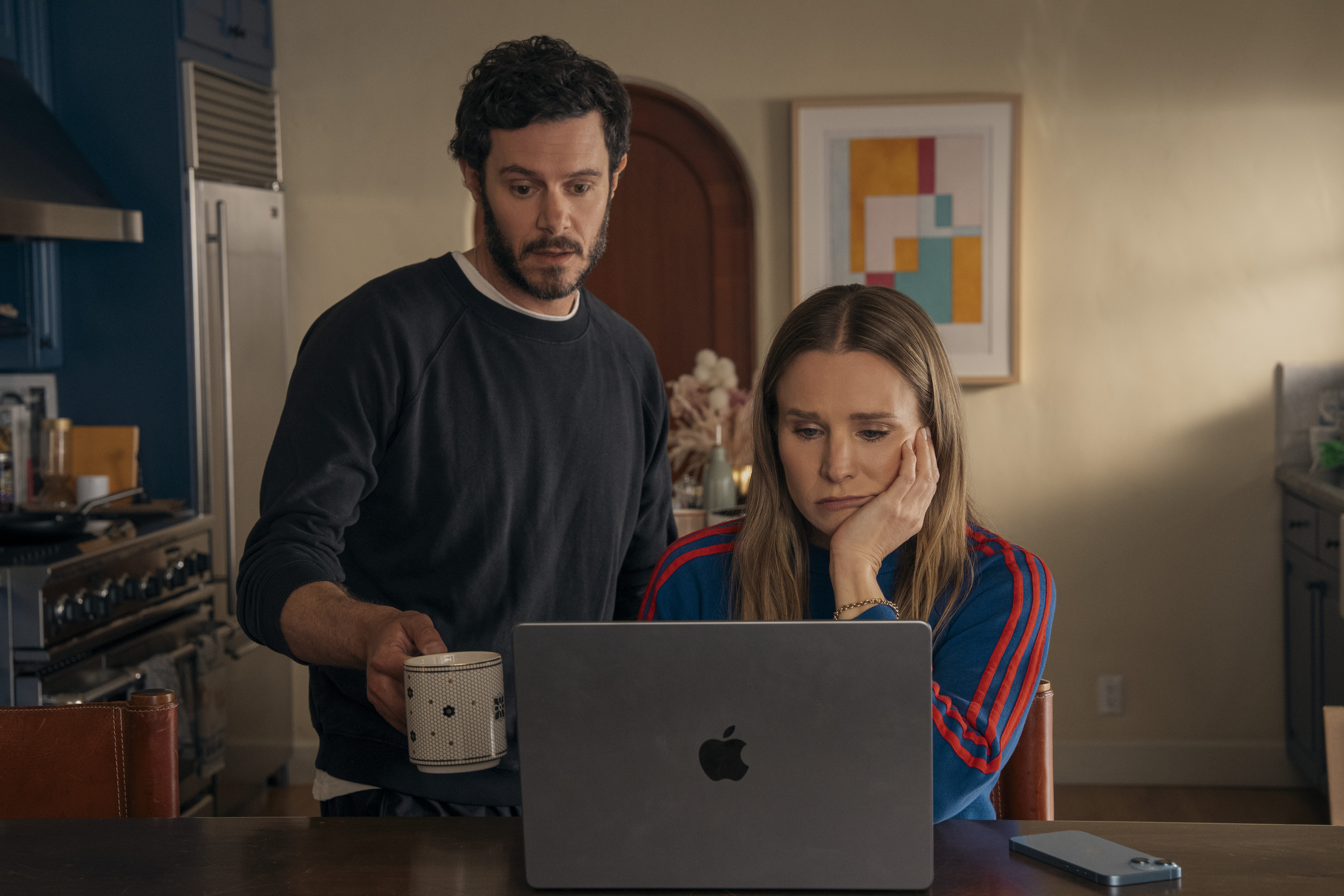 《天作不合的我們》的亞當布羅迪（左）與克莉絲汀貝爾（右）。（Netflix提供）