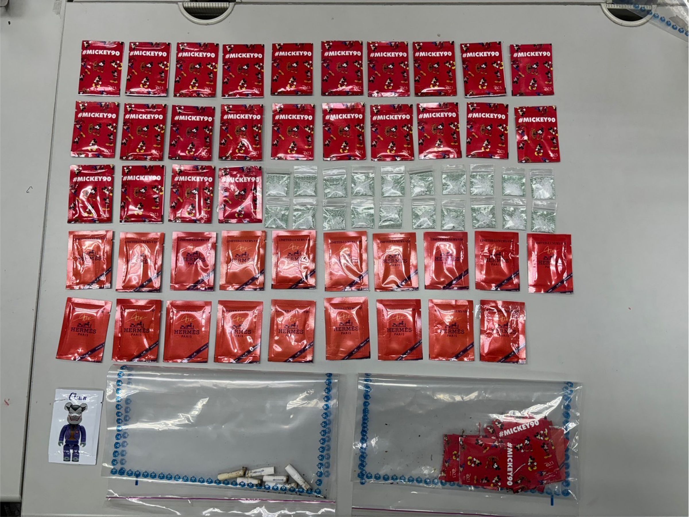 警方在現場查獲大批毒品咖啡包。（翻攝畫面）