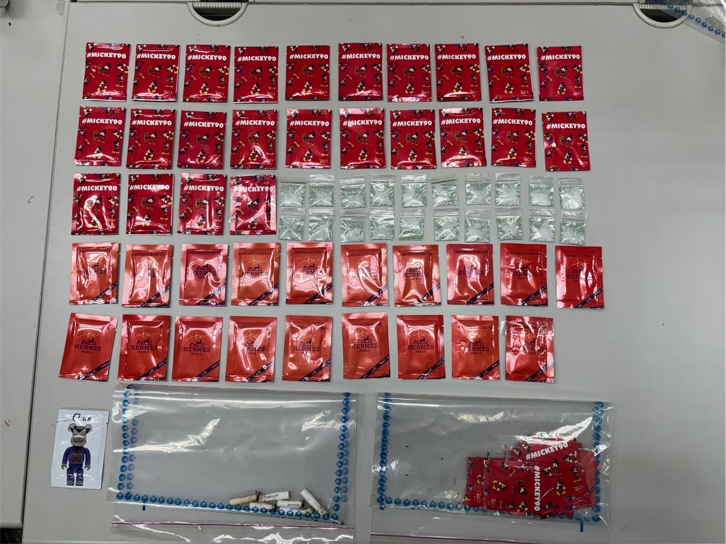 警方在現場查獲大批毒品咖啡包。（翻攝畫面）