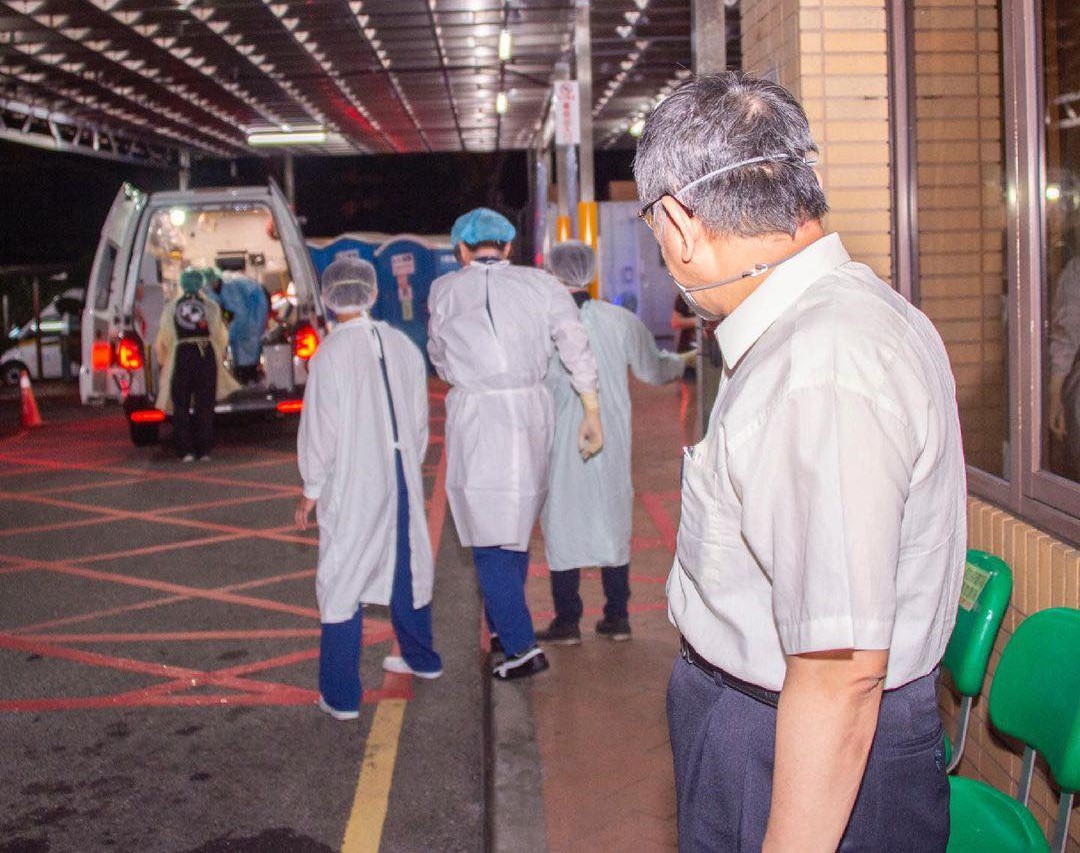 民眾黨立院黨團主任陳智菡日前在臉書PO出一張柯文哲（右）在疫情期間拍攝的背影照。（翻攝陳智菡臉書）