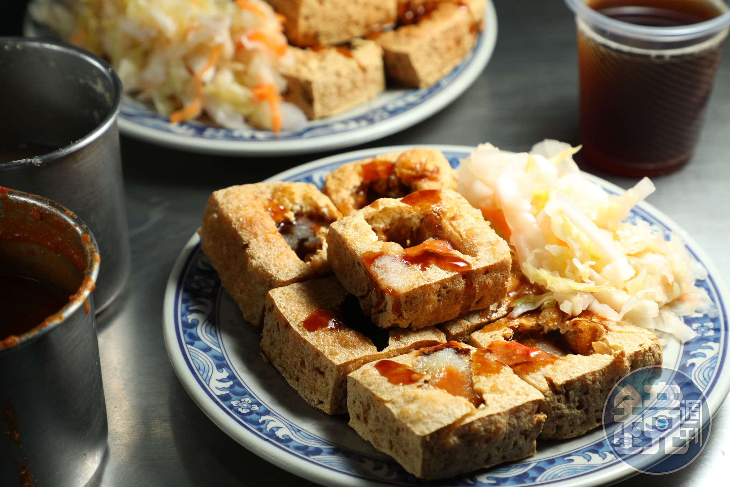 臭豆腐中間有打孔，方便醬汁滲入，一定要加上滿滿的蒜泥醬與辣椒醬，配上泡菜，真是一絕。（70／5塊、80／6塊、90元／7塊）