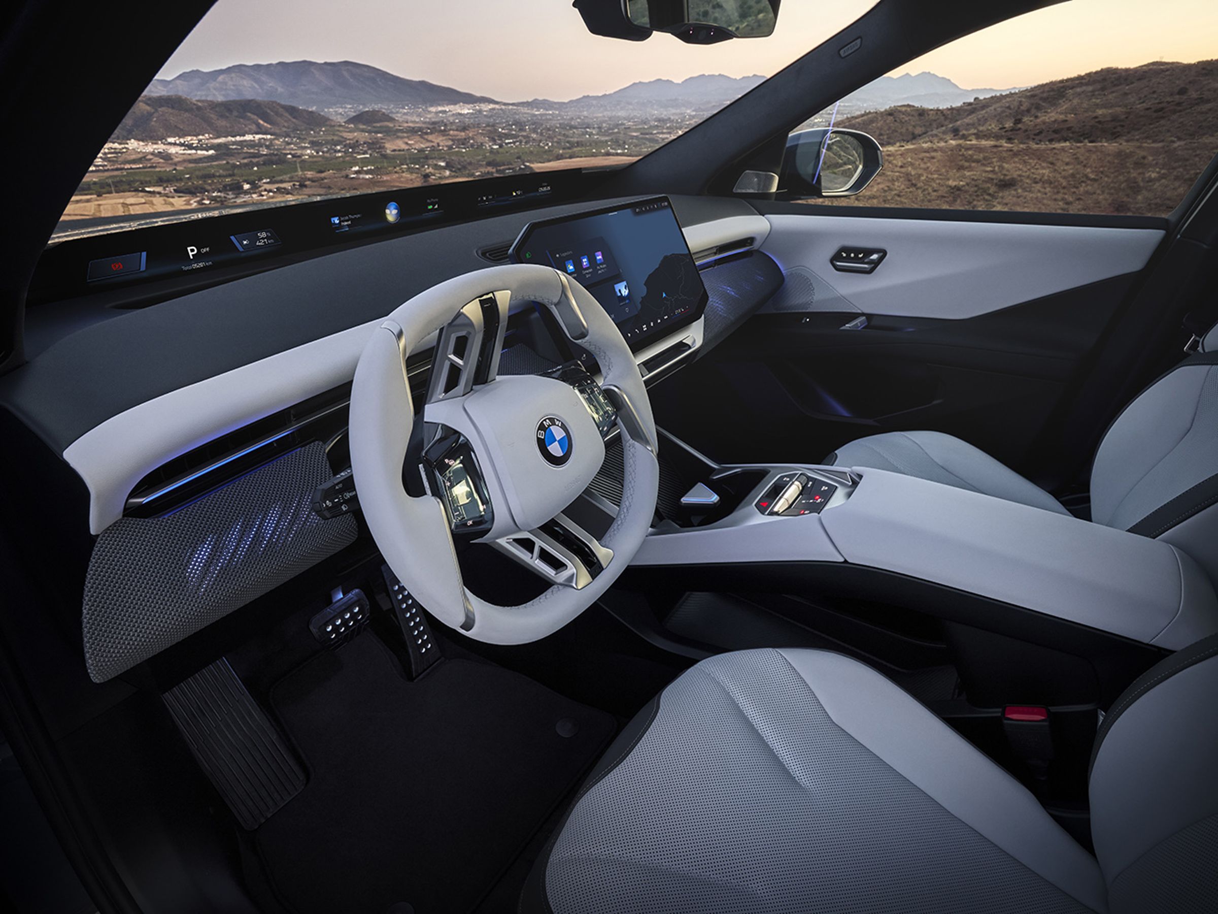 車內則搭載名為「Panoramic iDrive」的座艙，這個43吋橫條液晶螢幕從駕駛座前方一路延伸到副駕駛座前方。