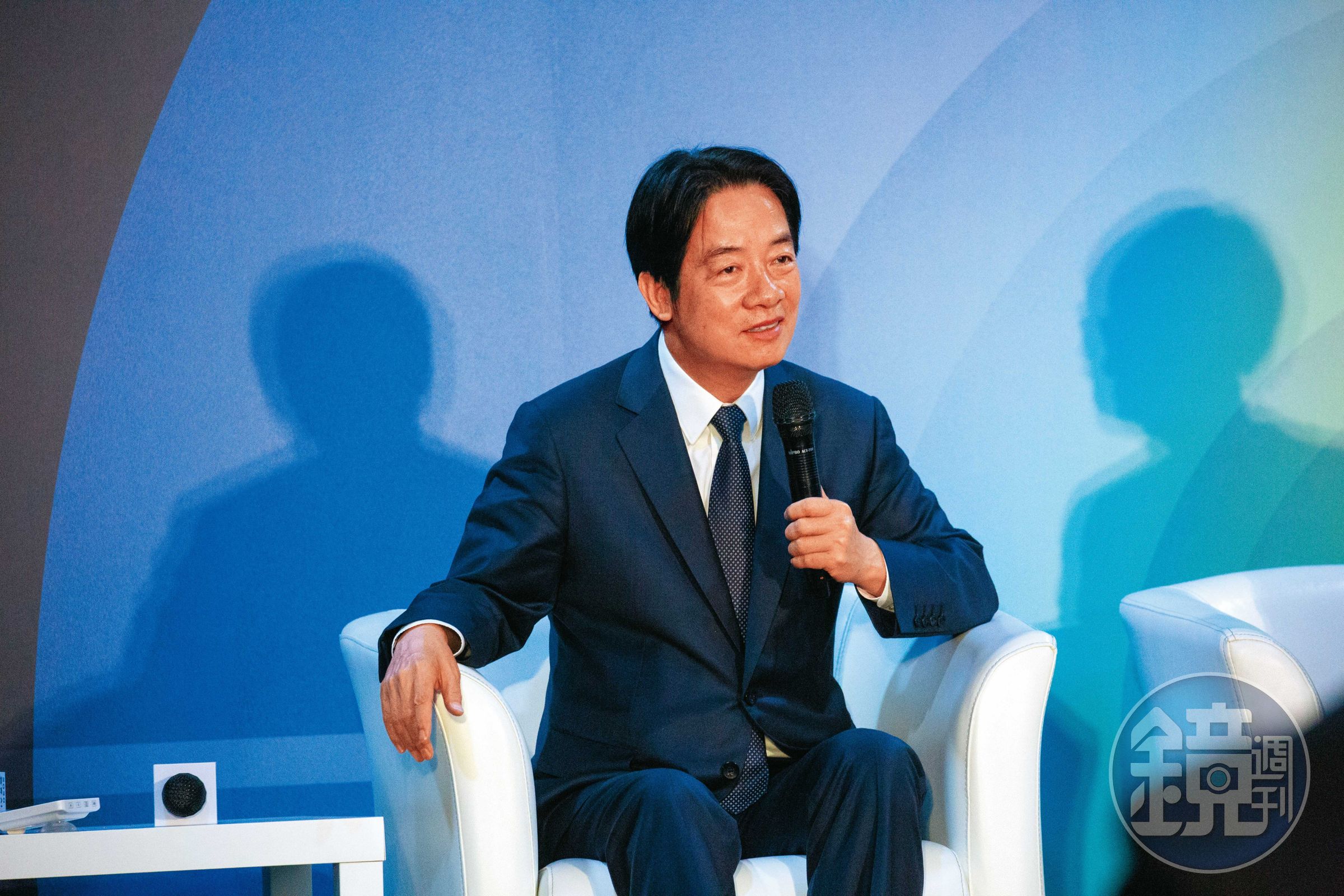 不論冷熱，賴清德出席公開場合多半穿著這樣的全套西裝加領帶。