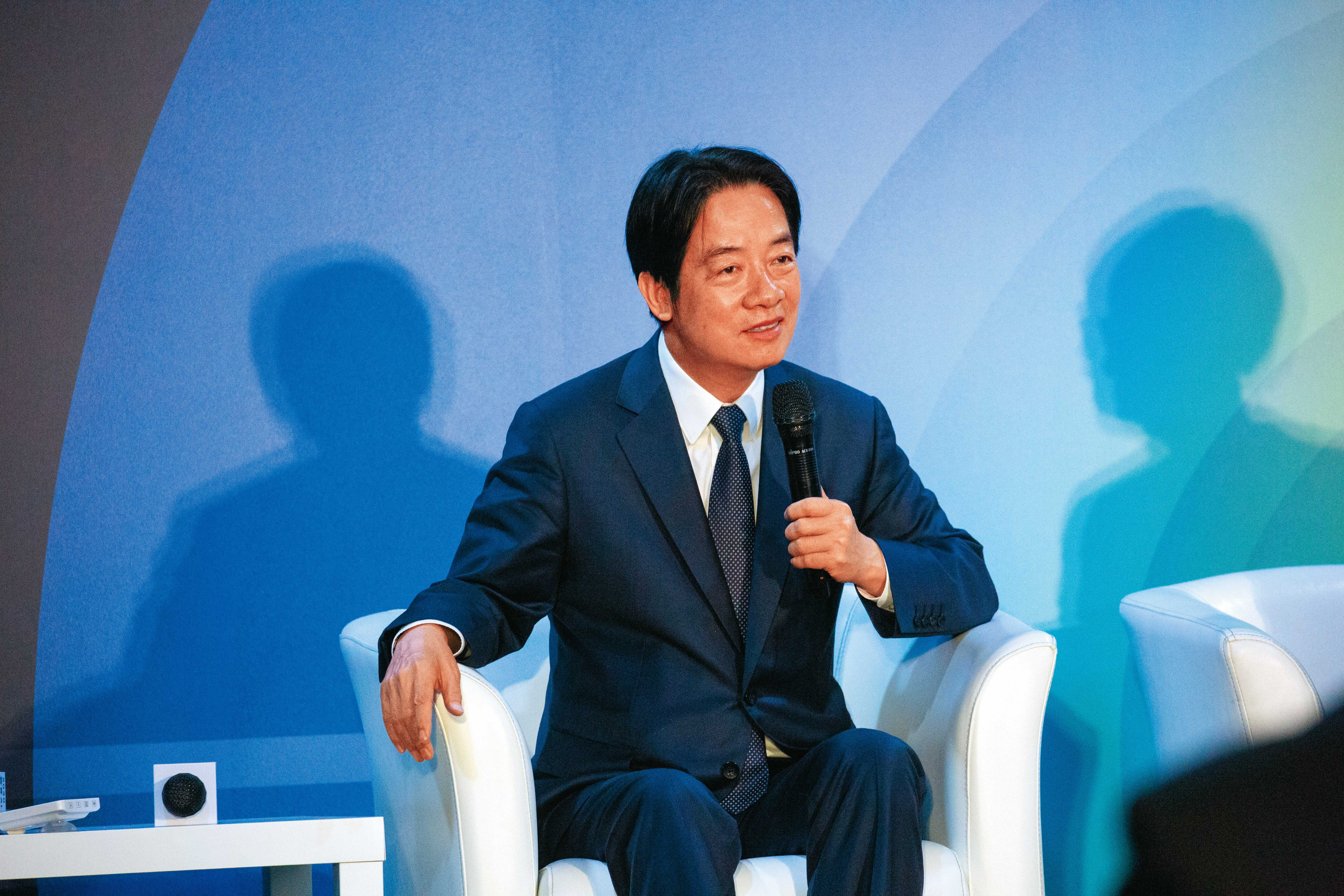 不論冷熱，賴清德出席公開場合多半穿著這樣的全套西裝加領帶。