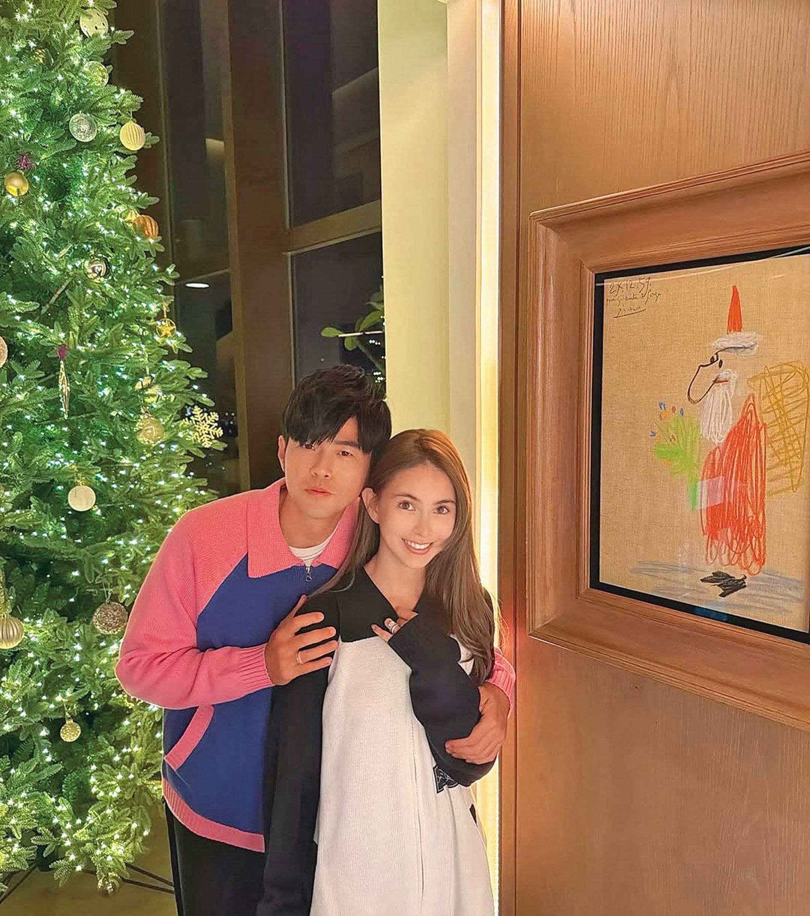 周杰倫（左）時常在社群上和嬌妻昆凌（右）曬恩愛，順便也曬一下家中的畢卡索名畫收藏。（翻攝自周杰倫IG）