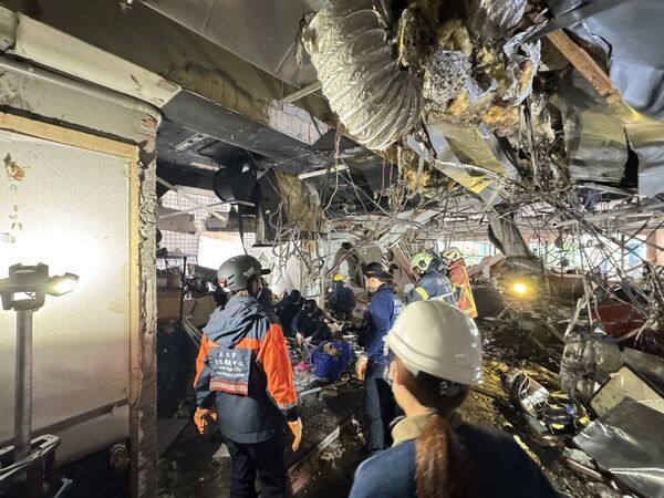 今（8日）凌晨，位於新北市板橋區府中商圈重慶路2樓的「定食8」餐廳疑似瓦斯外洩引發爆炸。（新北市府提供）