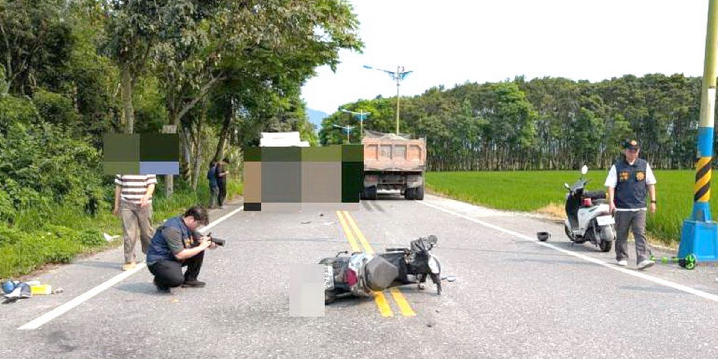 花蓮縣鳳林鎮15發生死亡車禍，一輛雙載機車衝撞曳引車，騎士與乘客雙亡。（翻攝畫面）