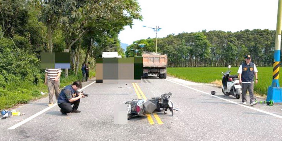 花蓮縣鳳林鎮15發生死亡車禍，一輛雙載機車衝撞曳引車，騎士與乘客雙亡。（翻攝畫面）