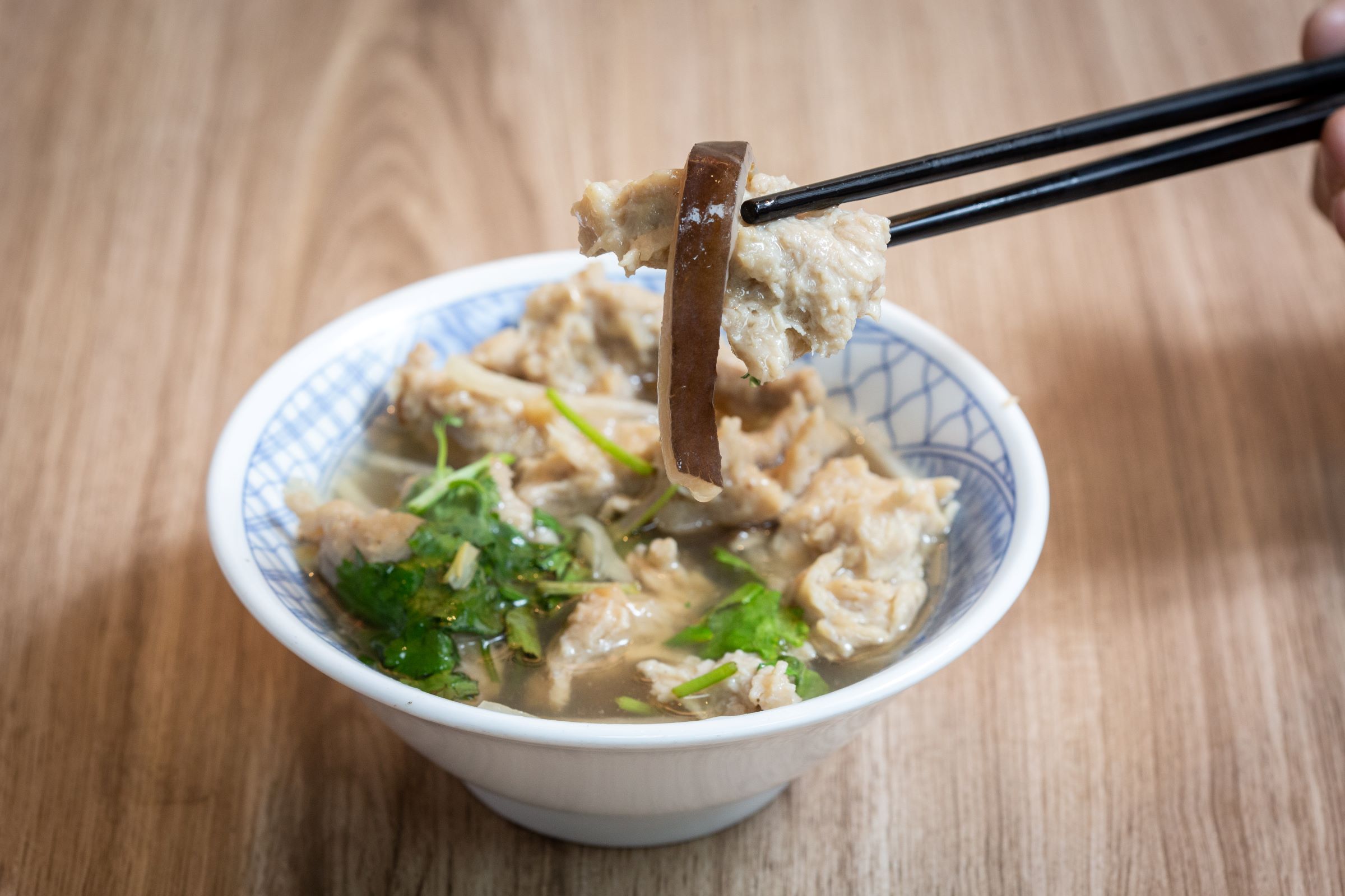 基隆廟口夜市名攤金茶壺有兩項成名美食，一是八寶冬粉、另一為魚翅肉羹，10年前為了因應保育議題，魚翅肉羹裡的魚翅早用魚皮取代。