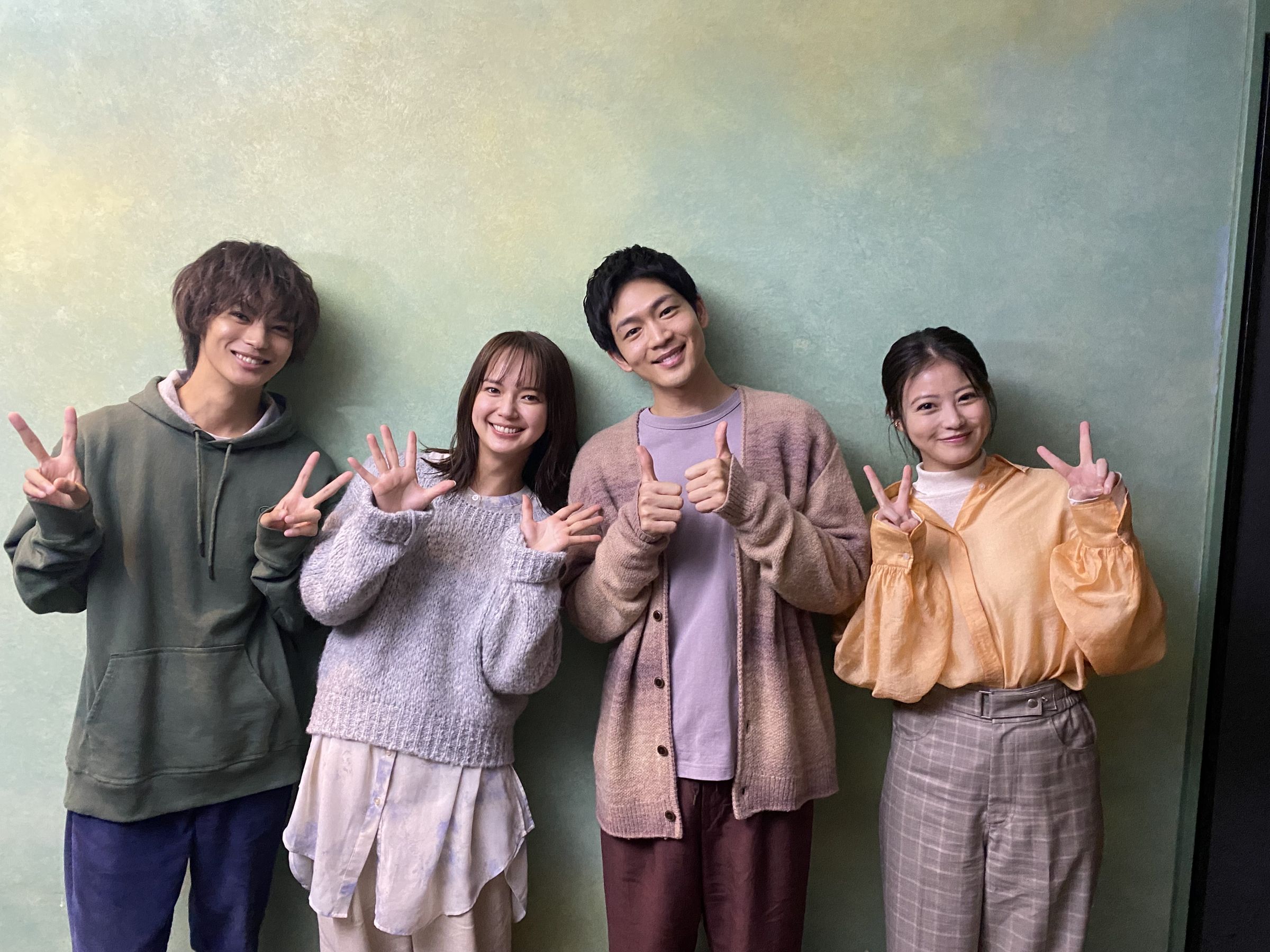 《至愛之花》神尾楓珠(左起)、多部未華子、松下洸平、今田美櫻昨在記者會上分享拍攝趣事。(翻攝自官方Twitter)