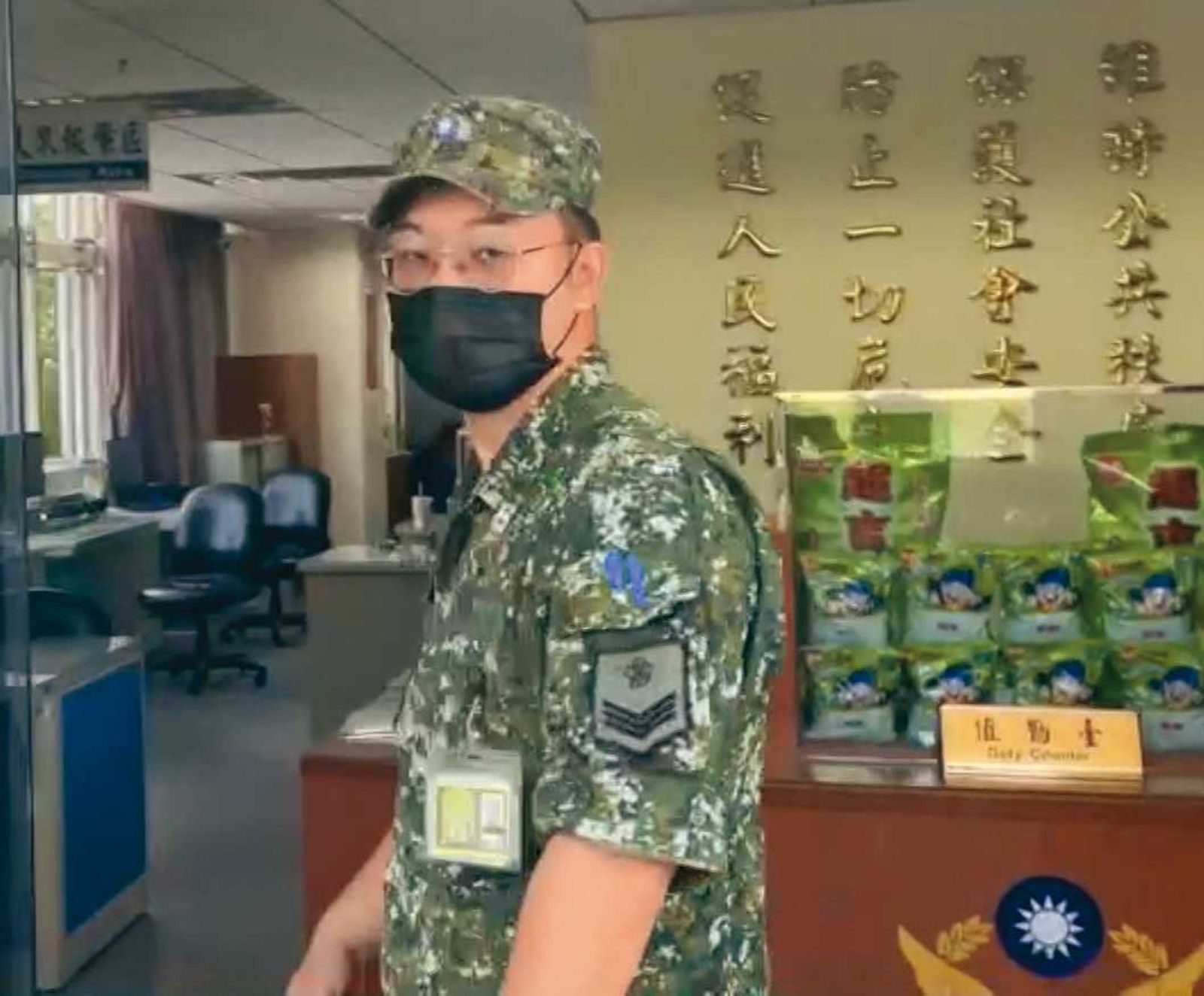 陳兵肇事後到派出所做筆錄時一臉茫然，去年被依過失致死罪名判處10個月徒刑。（鏡新聞提供）