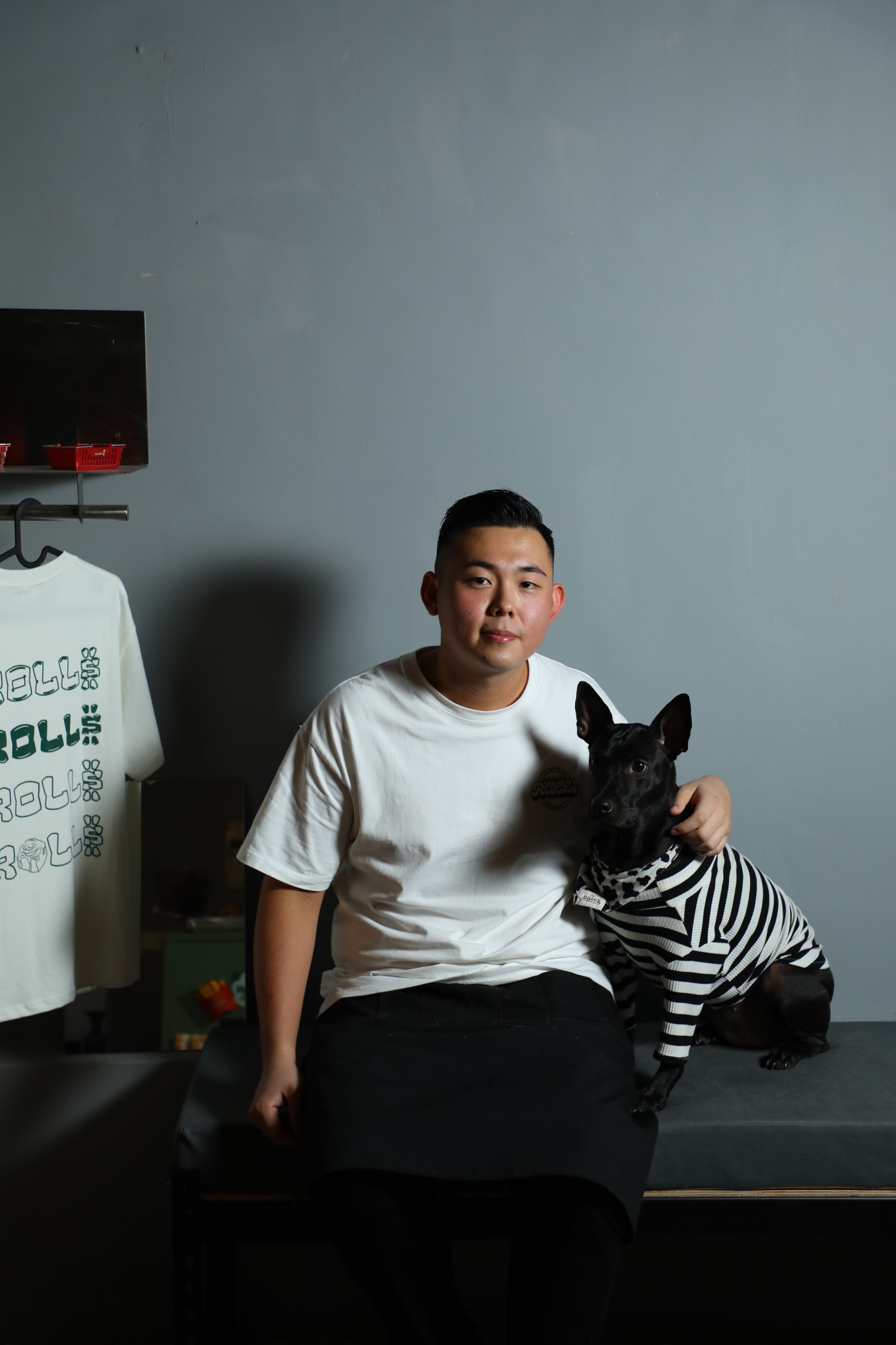 ROLL的老闆Edison是台北人，為了愛犬Rosé，因緣際會下「南漂」到桃園平鎮開設工作室。