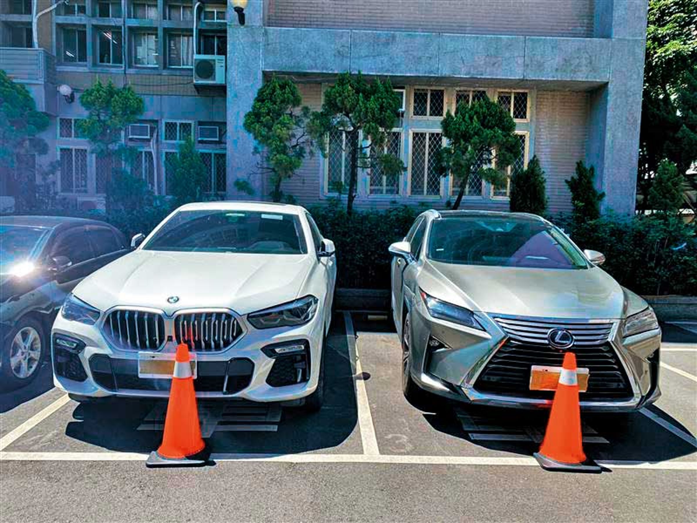 檢調懷疑黃凱將大筆賄款用來買名車,已查扣BMW及租購的LEXUS休旅車。(最高檢提供)