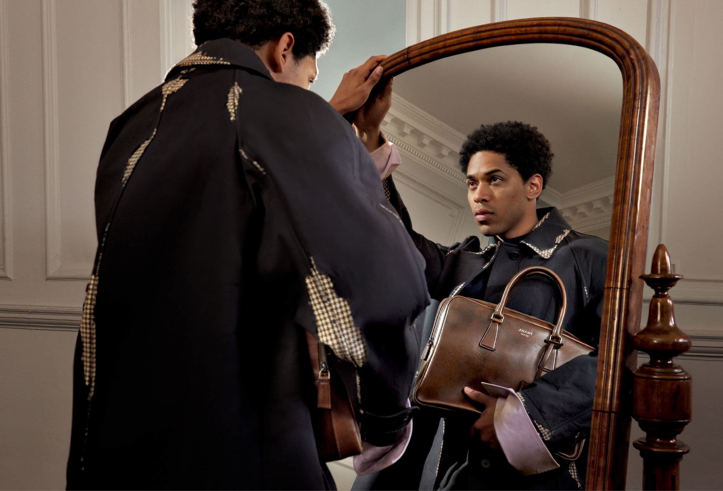 美國演員Kelvin Harrison Jr.演繹PRADA 2026秋冬形象廣告。（PRADA提供）                   