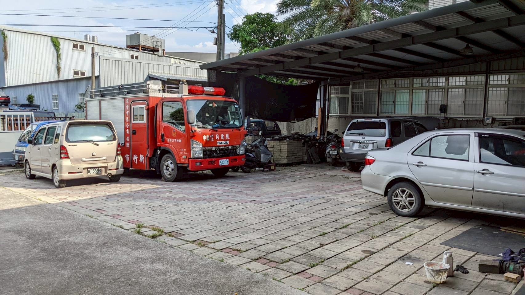 新竹市1家汽車修理廠涉嫌長期占用特定農業區農牧用地，非法經營汽車修理業務。讀者提供