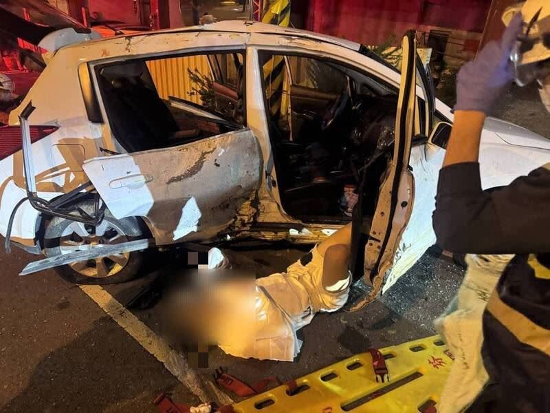 彰化139線昨（11日）深夜發生一起自撞車禍，並波及民宅的4傷意外。（翻攝畫面）