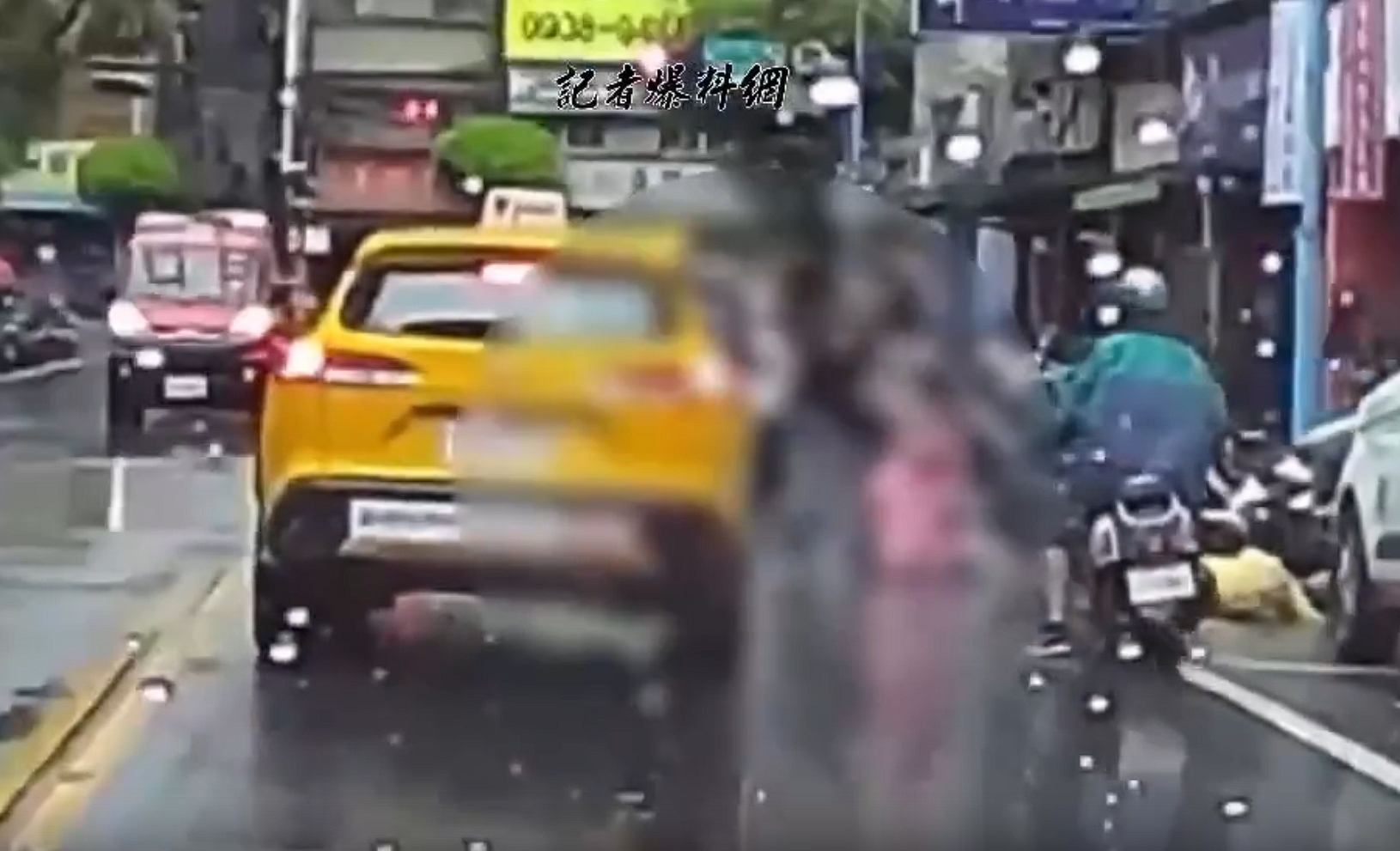 土城一名男子今當街砍殺妻子與小姨子，落網後被帶回警局製作筆錄時情緒失控痛哭。（翻攝自記者爆料網）