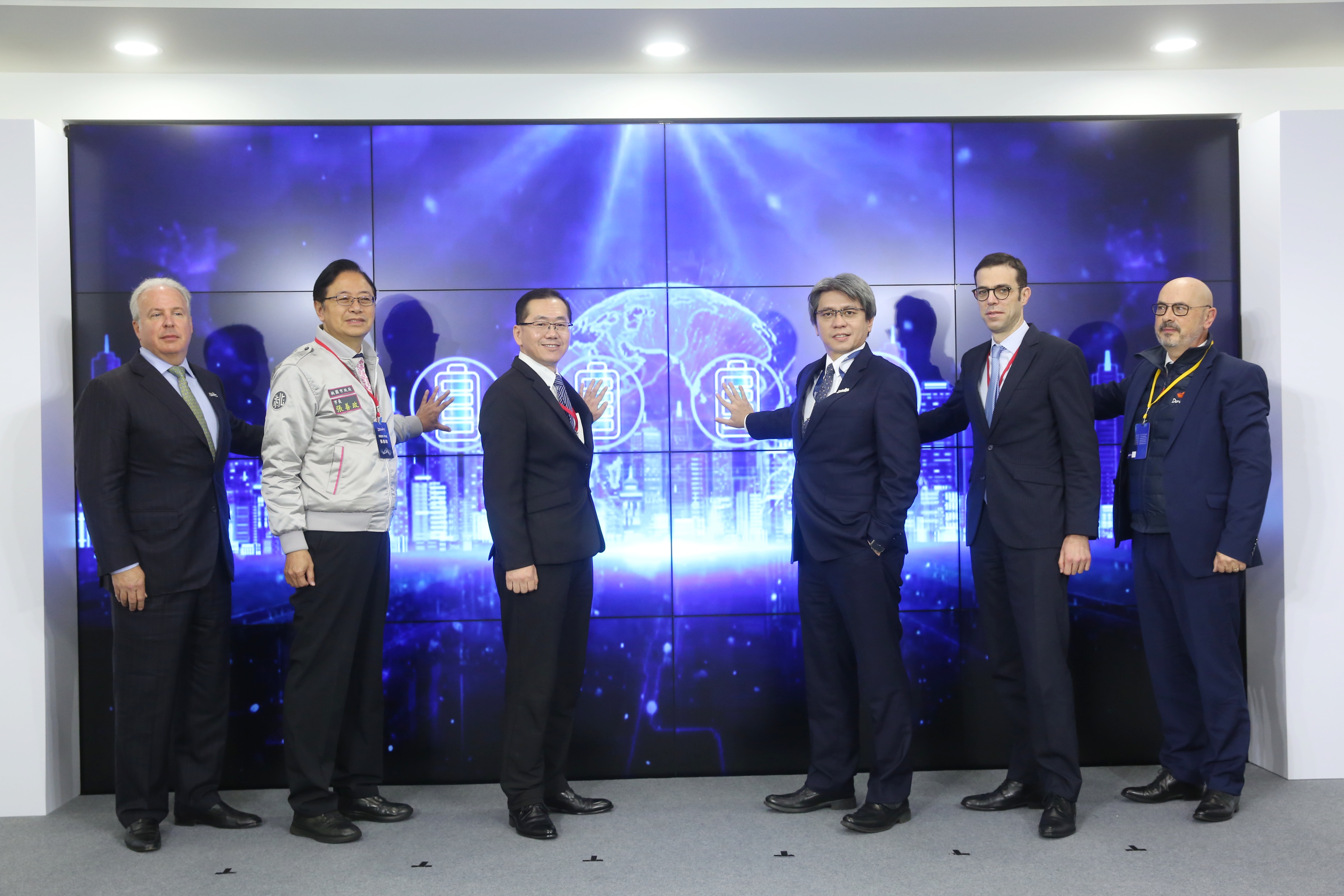 由輝能科技（右三為創辦人暨執行長楊思枬）打造的全球首座Giga級固態鋰陶瓷電池超級工廠，今日於桃園舉行開幕記者會。