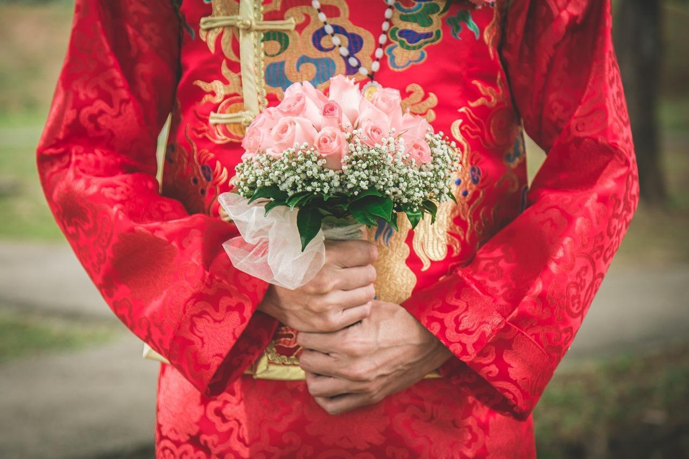 一名攝影助理出外景時隨便亂撿紅包,沒想到最後被迫無奈要跟陌生女子冥婚。(示意圖,Pixabay)