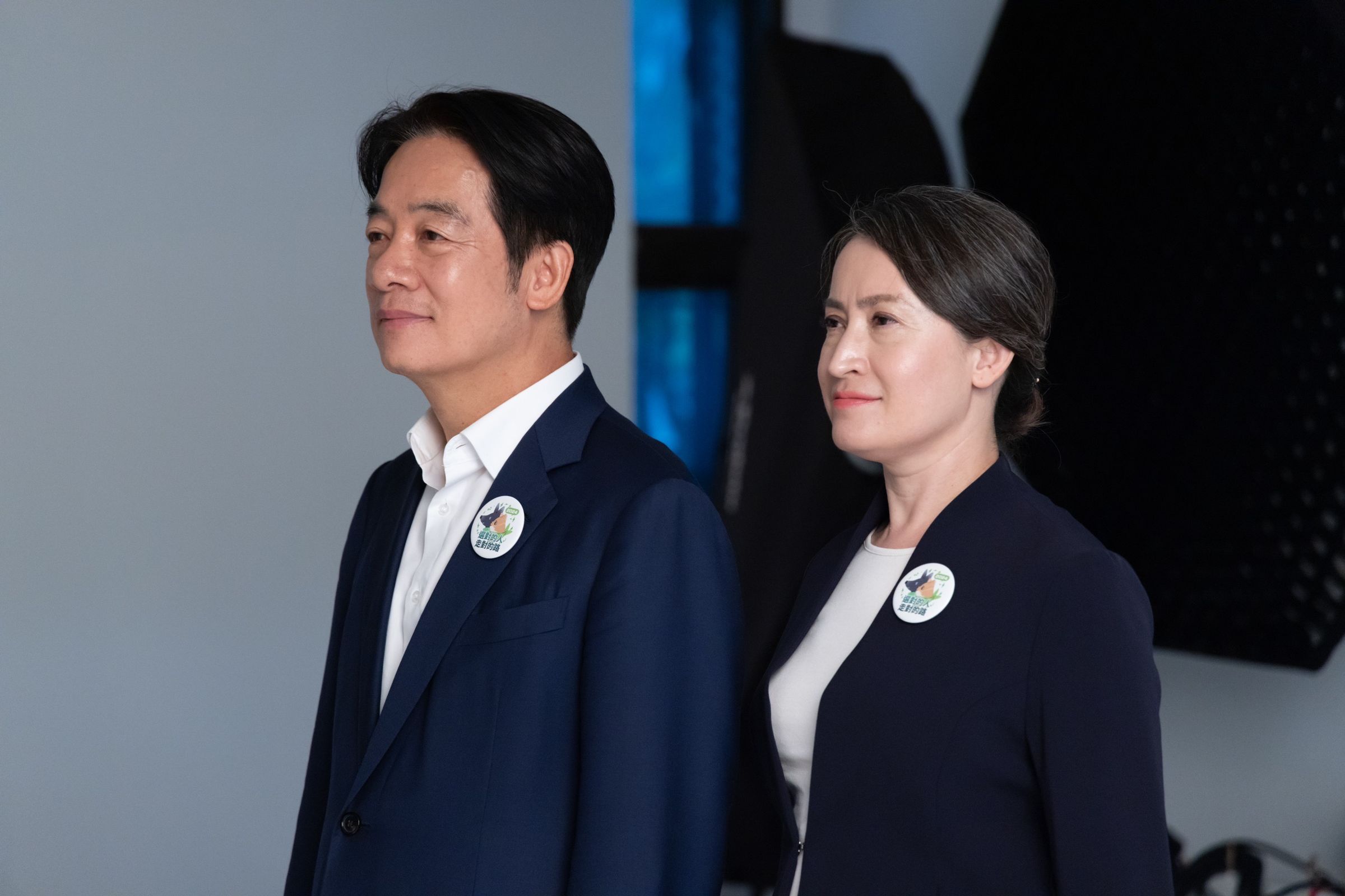 賴蕭配昨赴中選會完成登記，是第一組登記的參選人。（競辦提供）