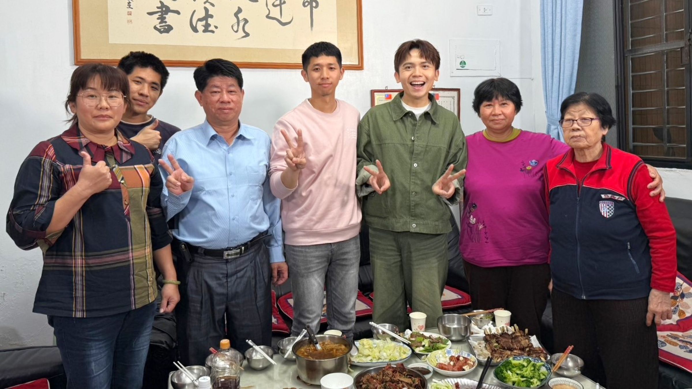黃豪平(右3)擔任《誰來晚餐16》來賓,與受訪者一家人暢談父子關係。(公視提供)
