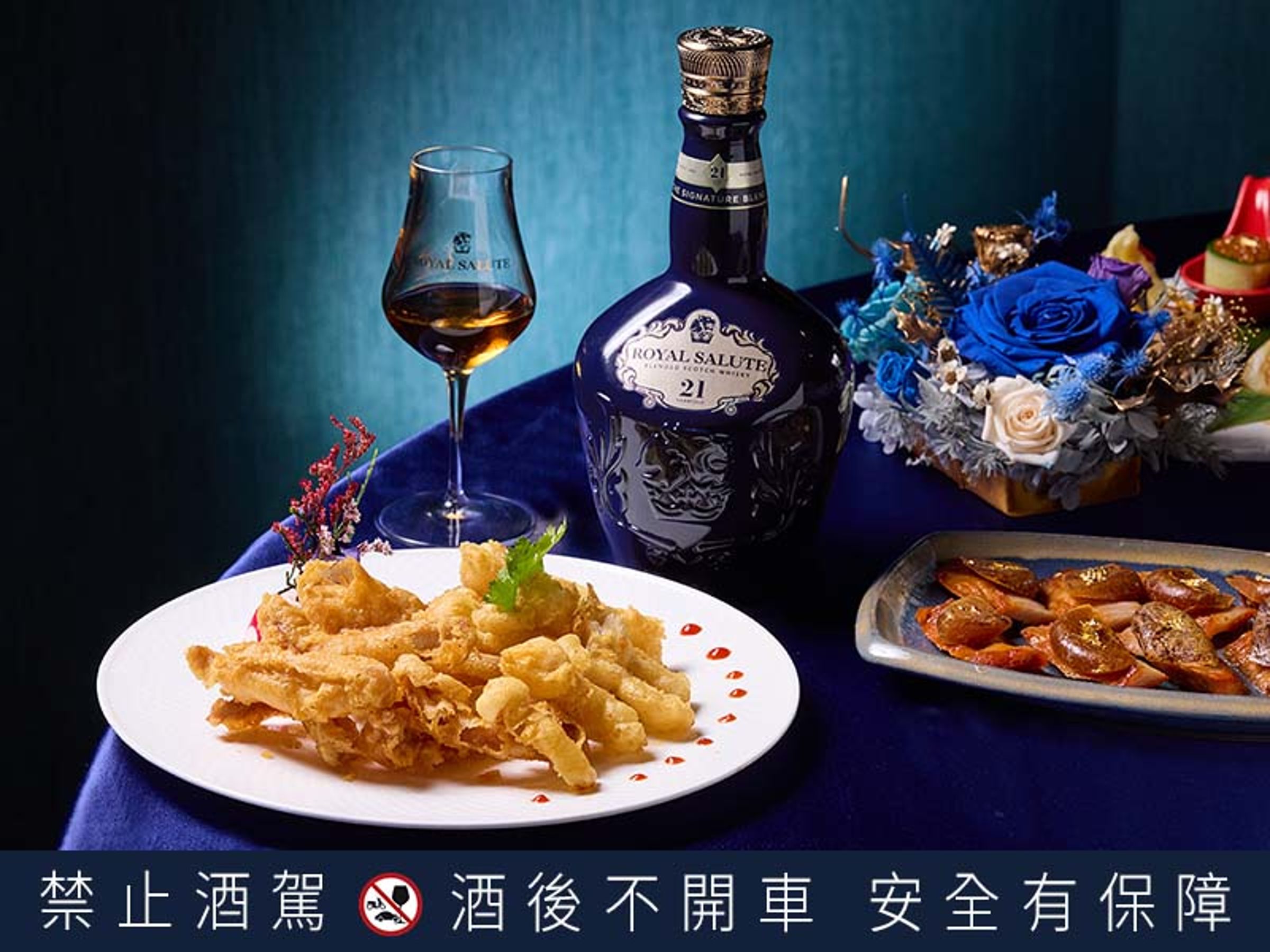 炎香樓「美白菇法蘭松阪豬」口感爽脆，獨門法蘭醬酸甜解膩，以皇家禮炮佐餐，產生的輕盈甜蜜的滋味，為舌尖帶來驚喜。