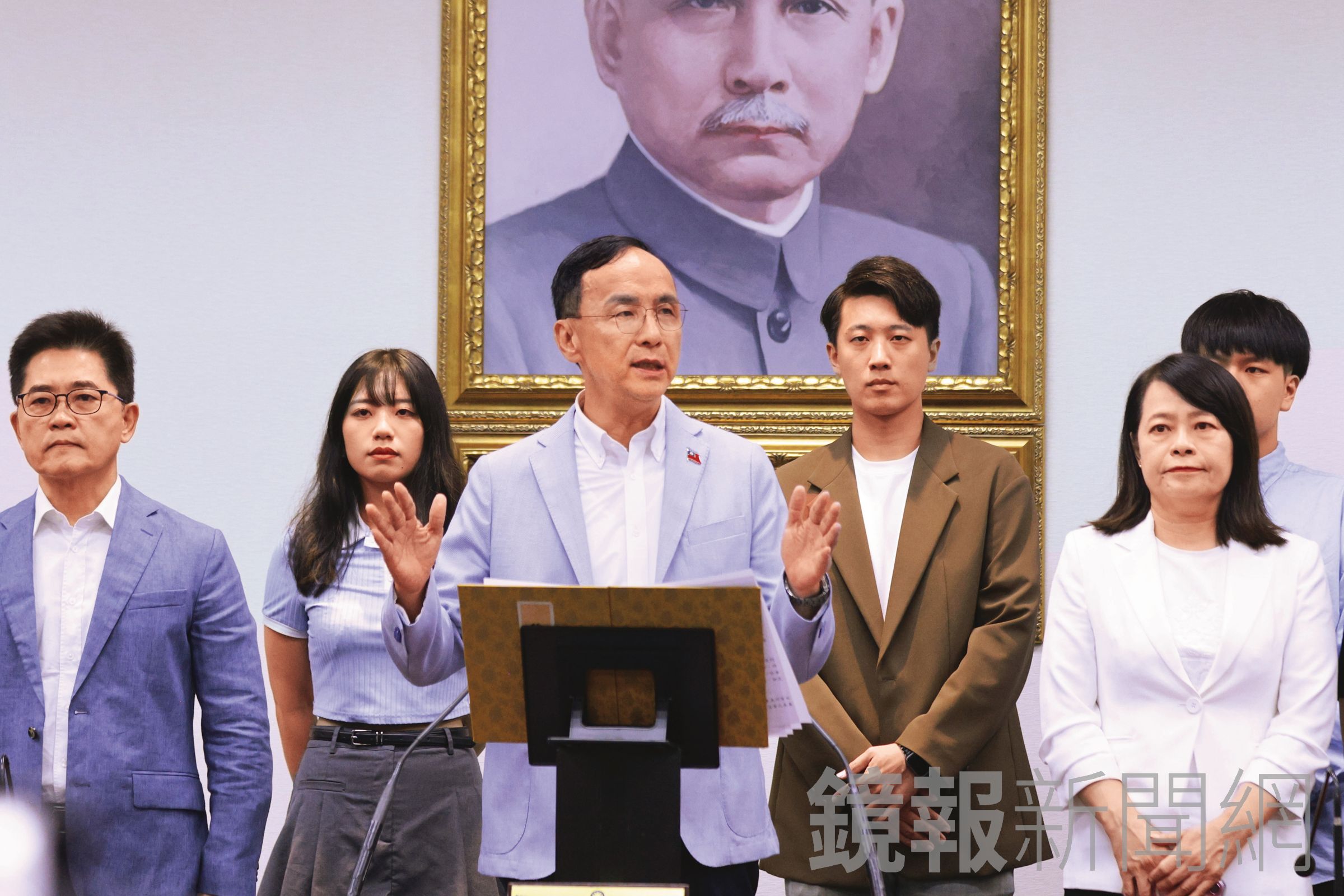 朱立倫(中)823罷免開票後,不僅重申交棒說,更進一步指名盧秀燕承擔主席重責。(鏡報劉耀勻)