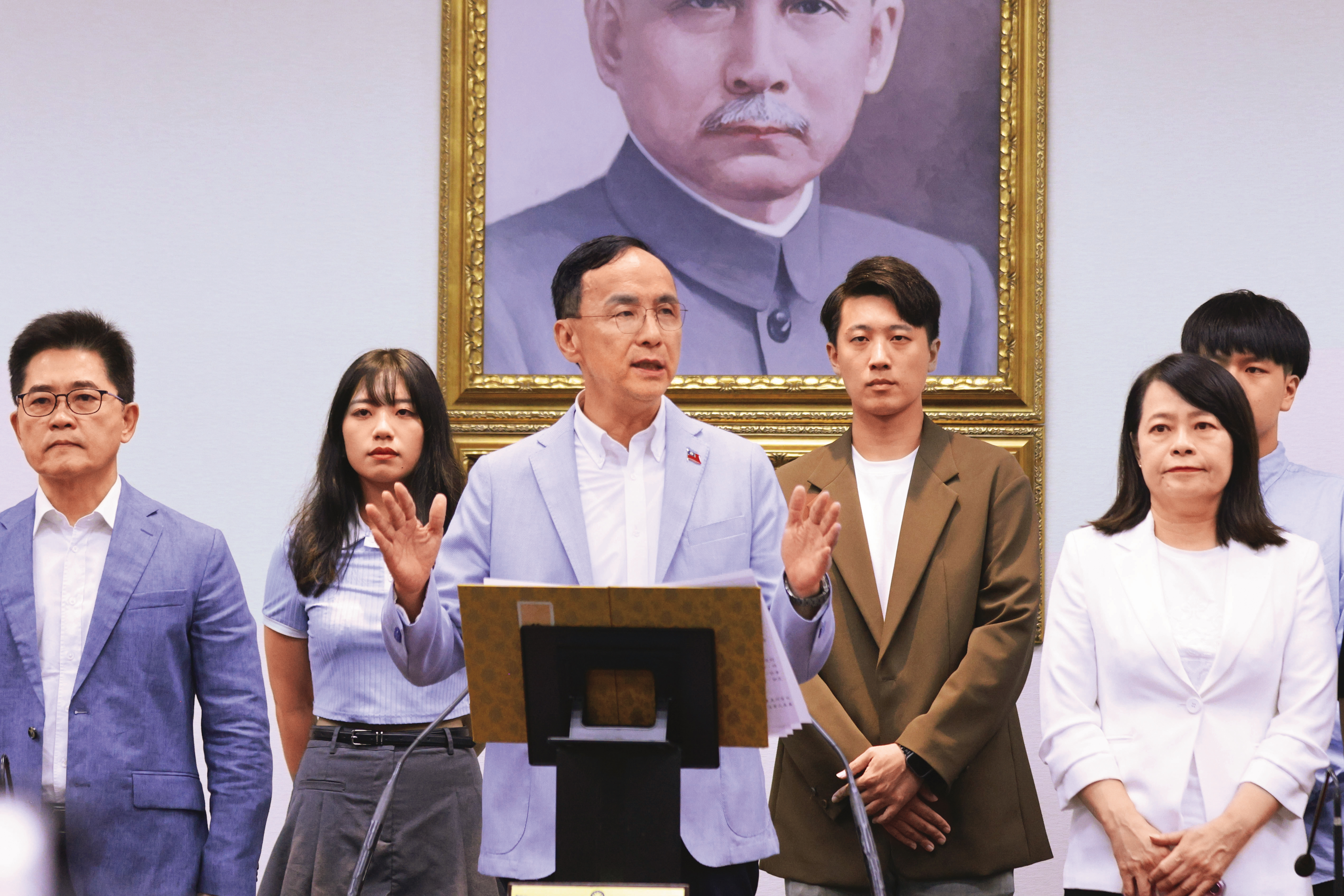 朱立倫（中）823罷免開票後，不僅重申交棒說，更進一步指名盧秀燕承擔主席重責。（鏡報劉耀勻）