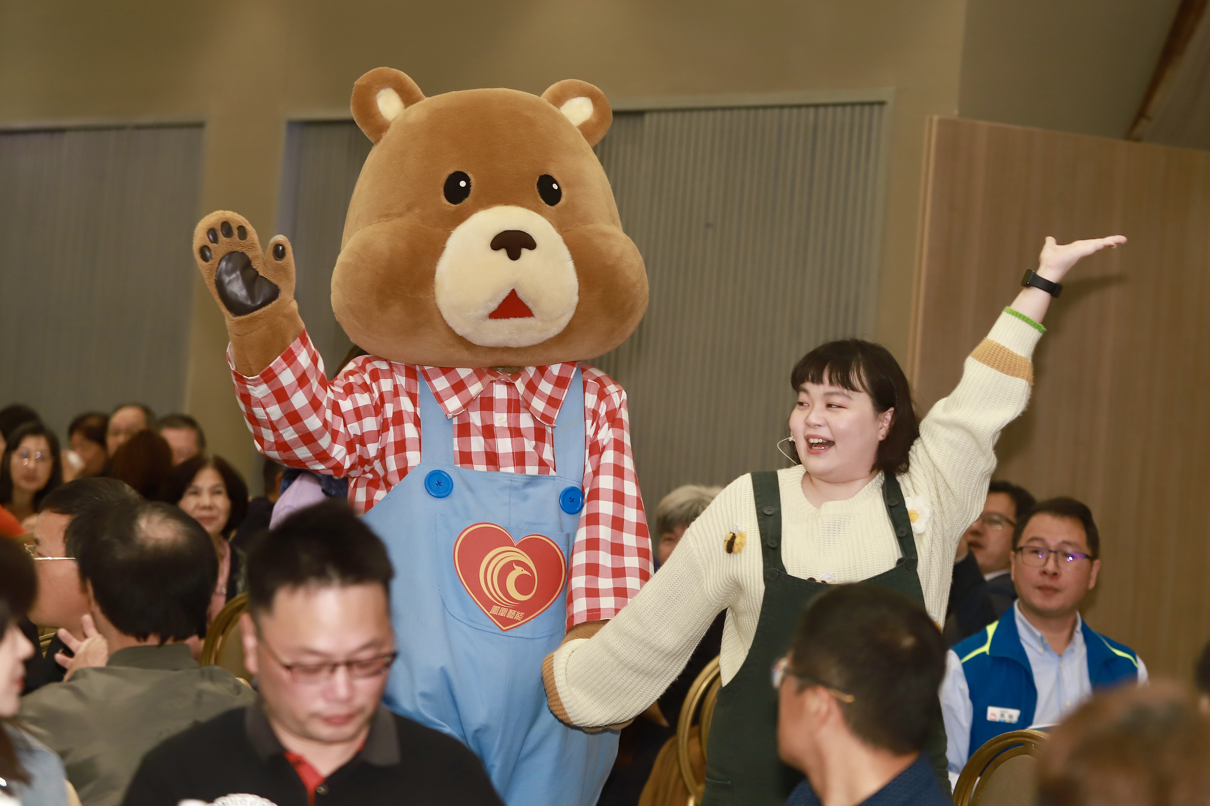 宮美樂與「快樂故事屋」的Happy熊一起唱跳，深受小孩愛戴。（民視提供）
