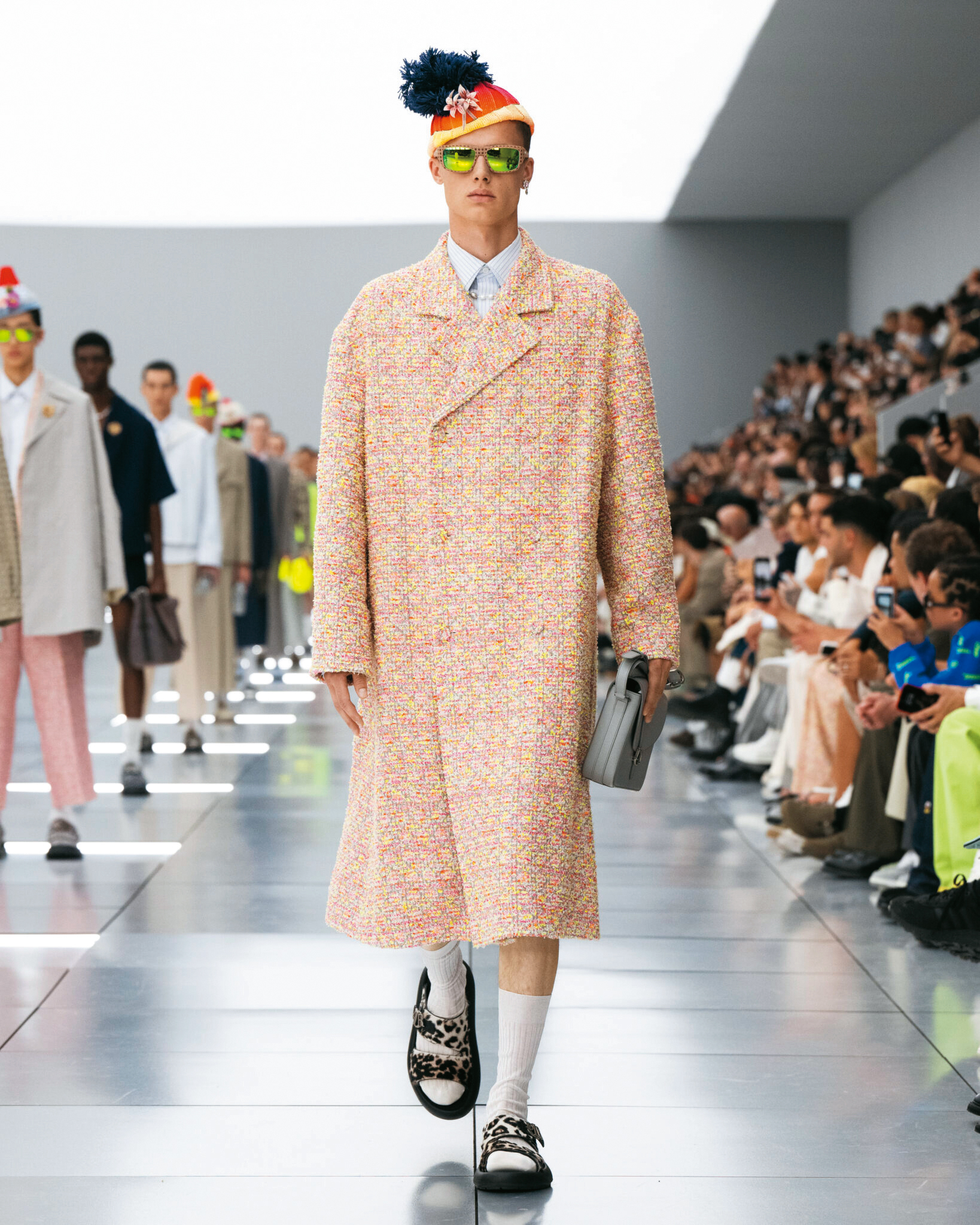 Dior 2024年春夏男裝(圖)與Balmain女裝 推出柔和蜜桃色衣裳。(Balmain提供)