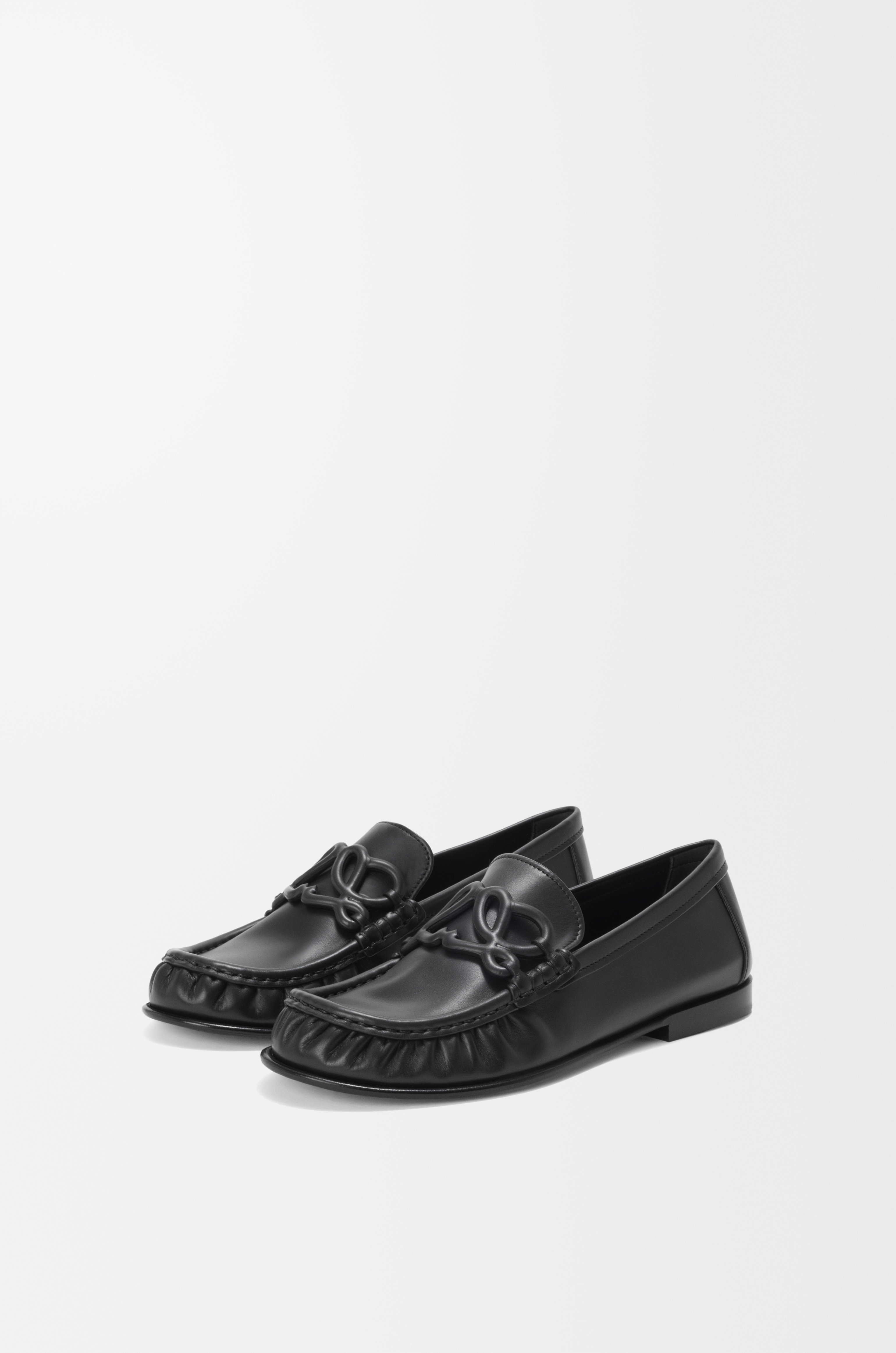 小牛皮Double L樂福鞋。NT$39,000（LOEWE提供）