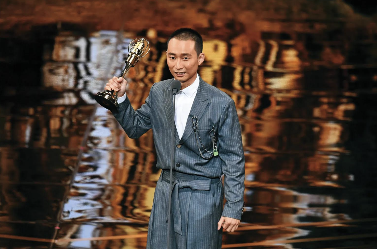 搭檔阿翔不倫戀，浩子工作沒減反增，甚至拿下金鐘主持人獎。（翻攝自浩子臉書）