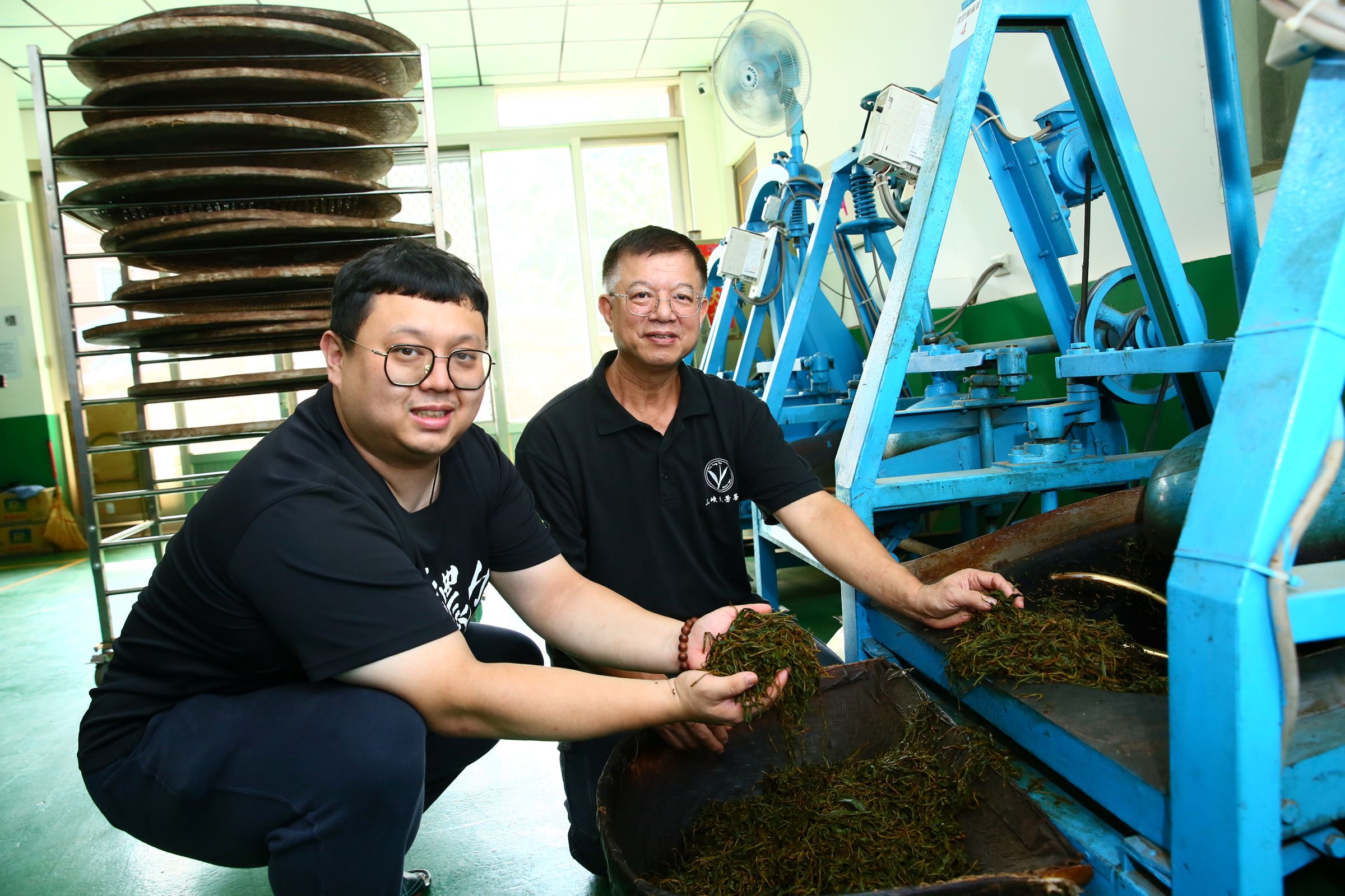 新北三峽天芳茶行坐擁百年茶史，第5代黃正忠精研製茶技術屢屢得到大獎，後卻不慎撞傷腦，失去製茶精準度，第6代黃耀寬接家業後，不只在父親教導下盡得家傳功夫，還讓製茶廠得到農糧署最高5星優質評鑑。