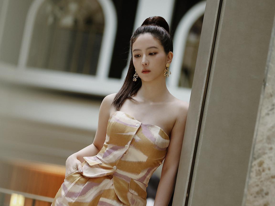 40歲的周曉涵，近兩年轉型為成熟美豔的熟女，近日卸下內衣代言，交棒給新秀。（翻攝自周曉涵臉書）