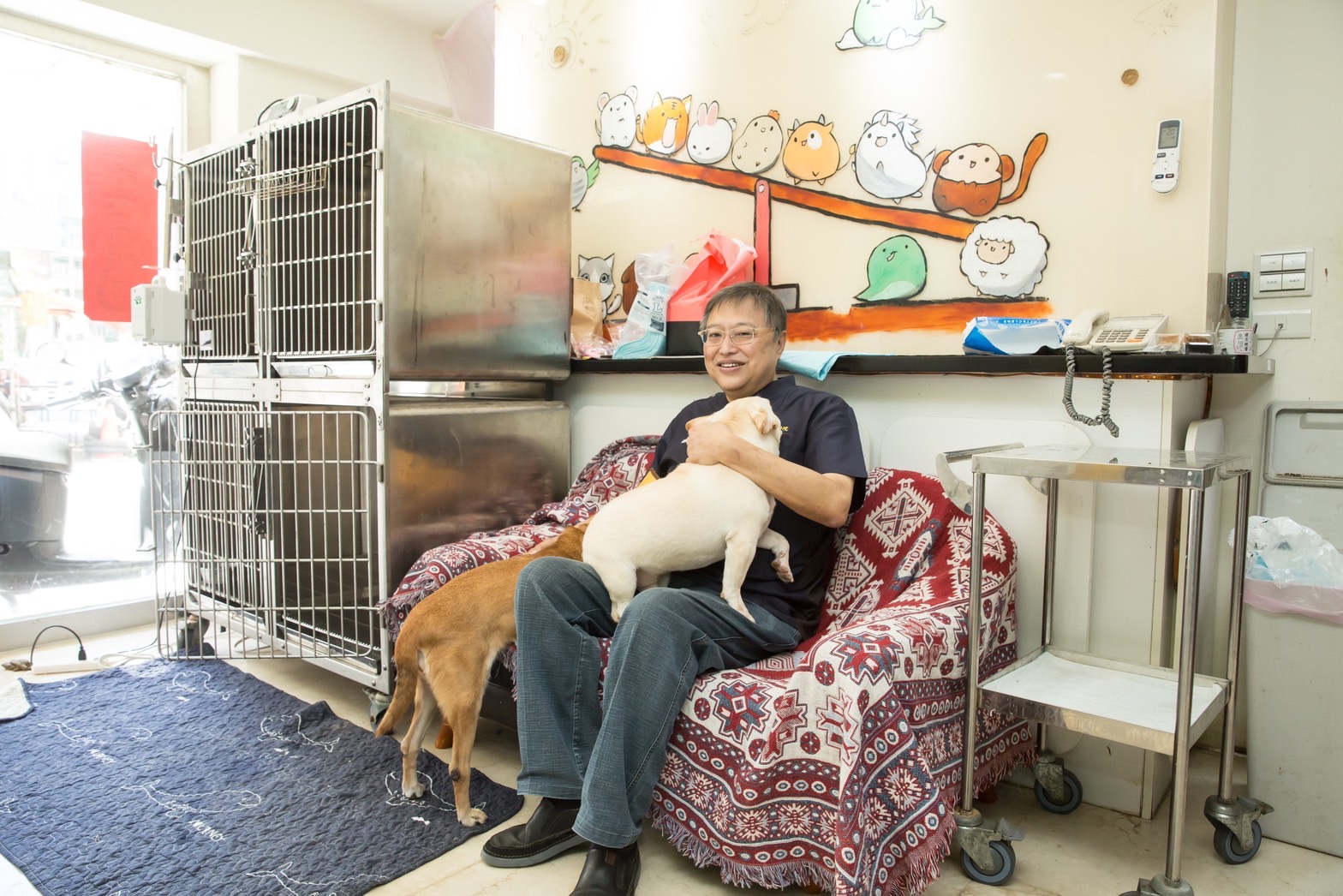 入行逾30年的獸醫師王聲文，醫治過的寵物不計其數，對於治不了的毛孩，希望牠們能快樂離世，5年前投入寵物安養長照領域。