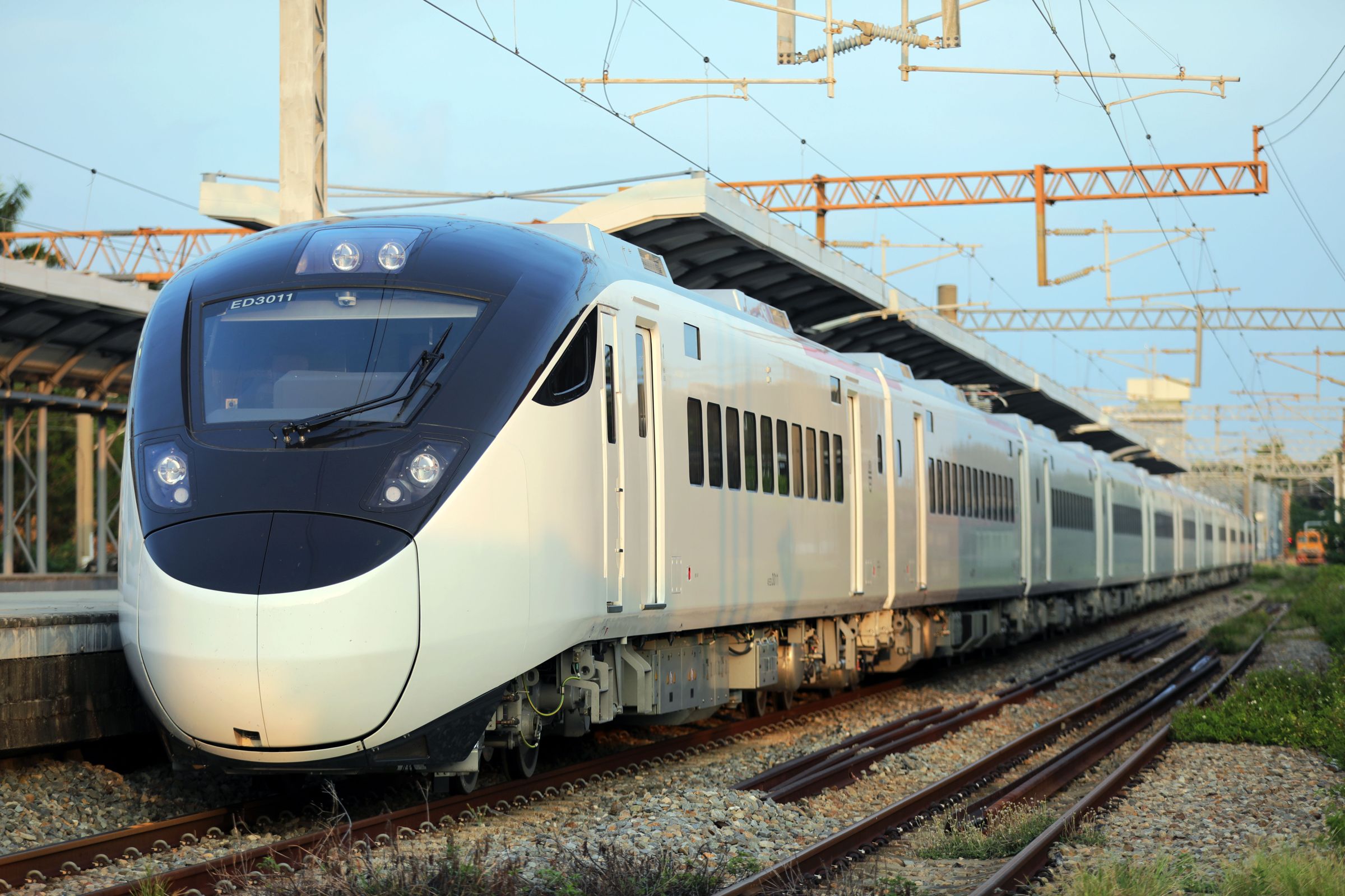 台鐵一輛新自強號列車今日上午發生乘客拒絕補票的糾紛,導致列車誤點26分鐘。(示意圖,台鐵提供)