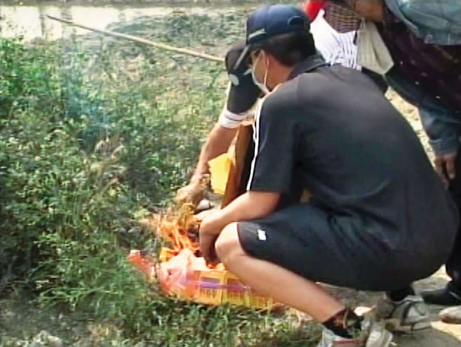 家屬至魚塭旁招魂、焚燒紙錢，希望死者在天之靈能將凶手繩之以法。（東森新聞提供）