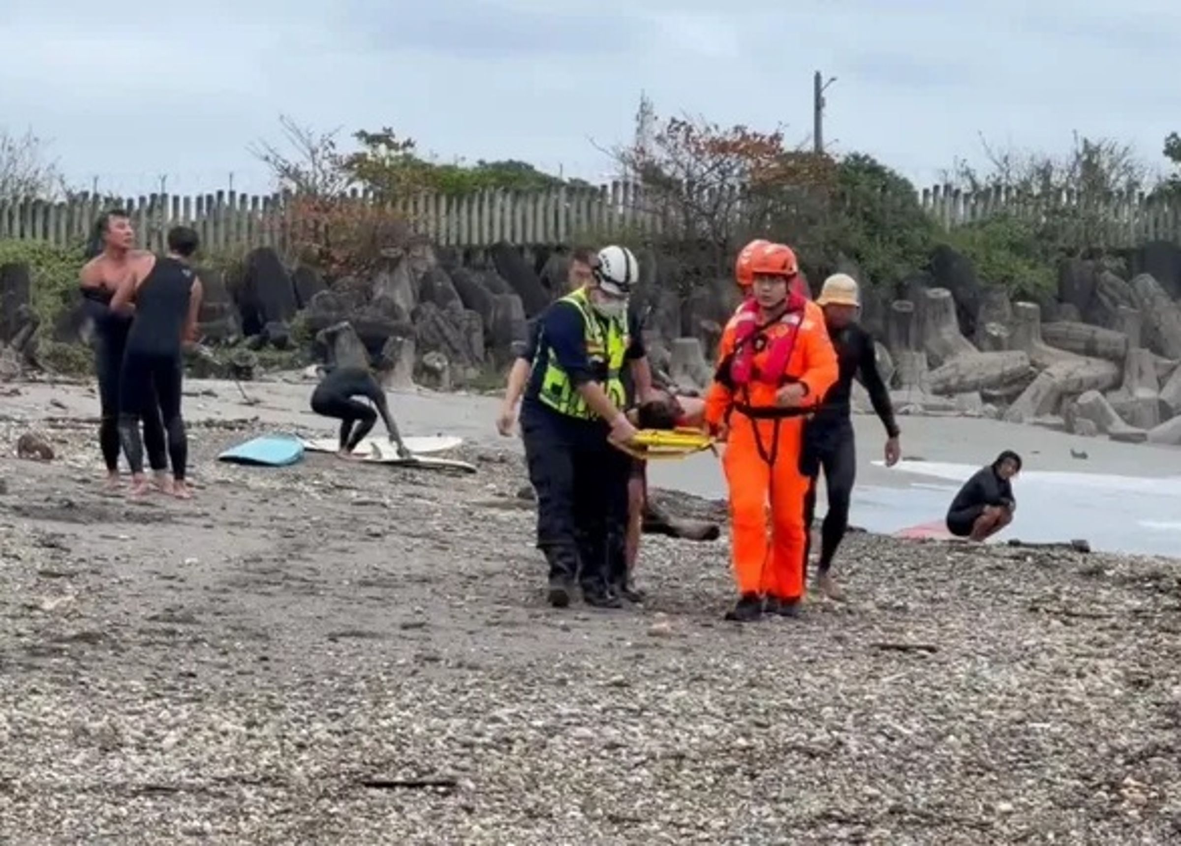 落海民眾被拉上岸之後,救難人員先實施CPR,再送醫搶救,但該男到院前已呼吸心跳,最後仍宣告不治。(第12岸巡大隊提供)