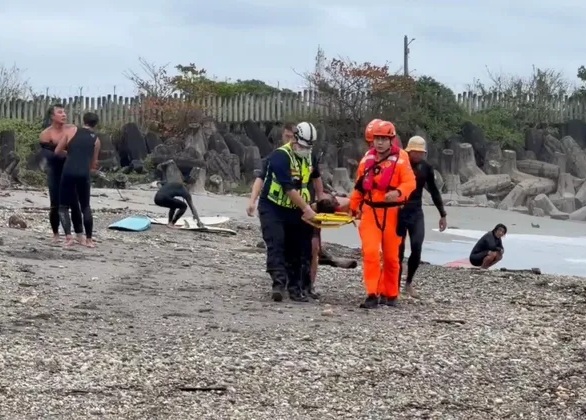 落海民眾被拉上岸之後，救難人員先實施CPR，再送醫搶救，但該男到院前已呼吸心跳，最後仍宣告不治。（第12岸巡大隊提供）