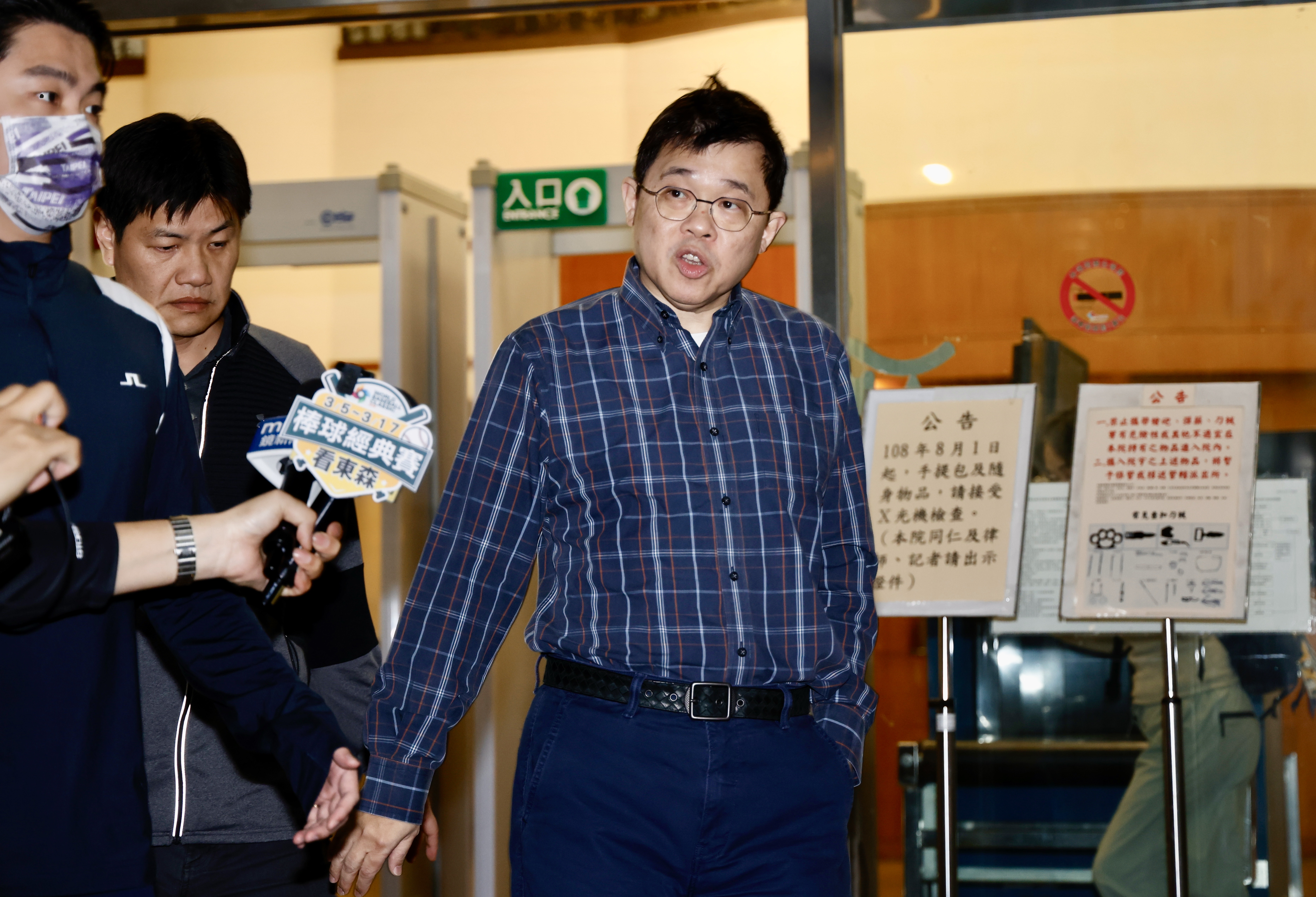 星宇航空董事長張國煒今日在律師陪同下親自出庭,庭後面對媒體詢問時表示「很順利」。