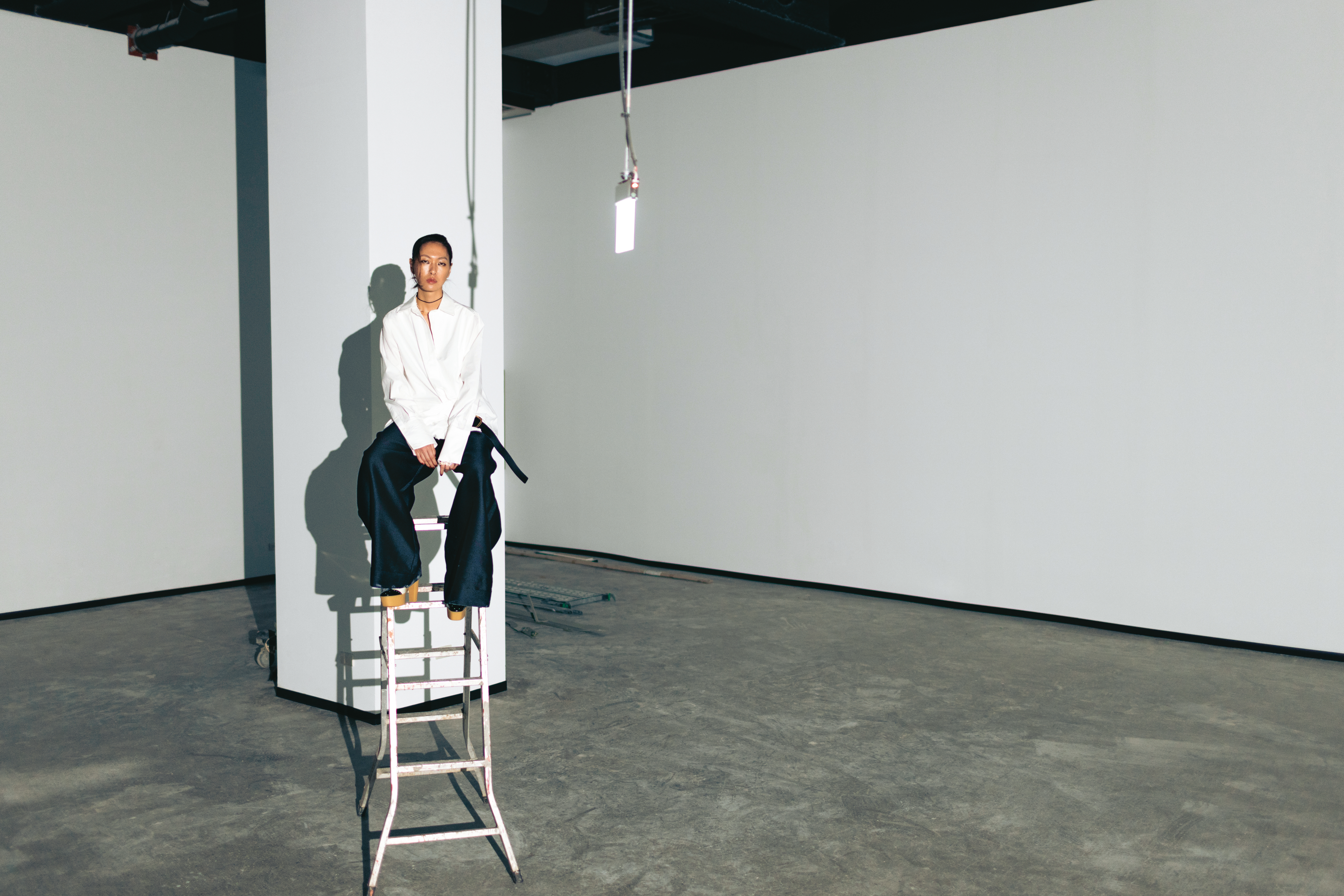 白襯衫飾腰帶 NT$62,000 by LOEWE／黑色寬版長褲 價格店洽 by Dior／雙色高跟鞋 NT$43,000 by Dior／Blondie項鍊 NT$20,800 by GUCCI／Night Herbarium銀色水晶流星造型戒指 NT$22,000 by Dior