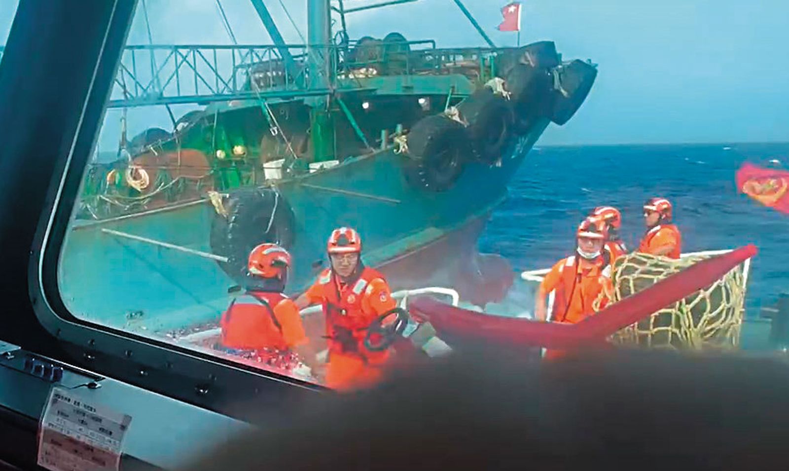 中國漁船常越界捕魚，海巡人員除面對海象不佳，對方更在船體裝類似刺蝟的鐵棍拒檢。（示意圖／海巡署提供）