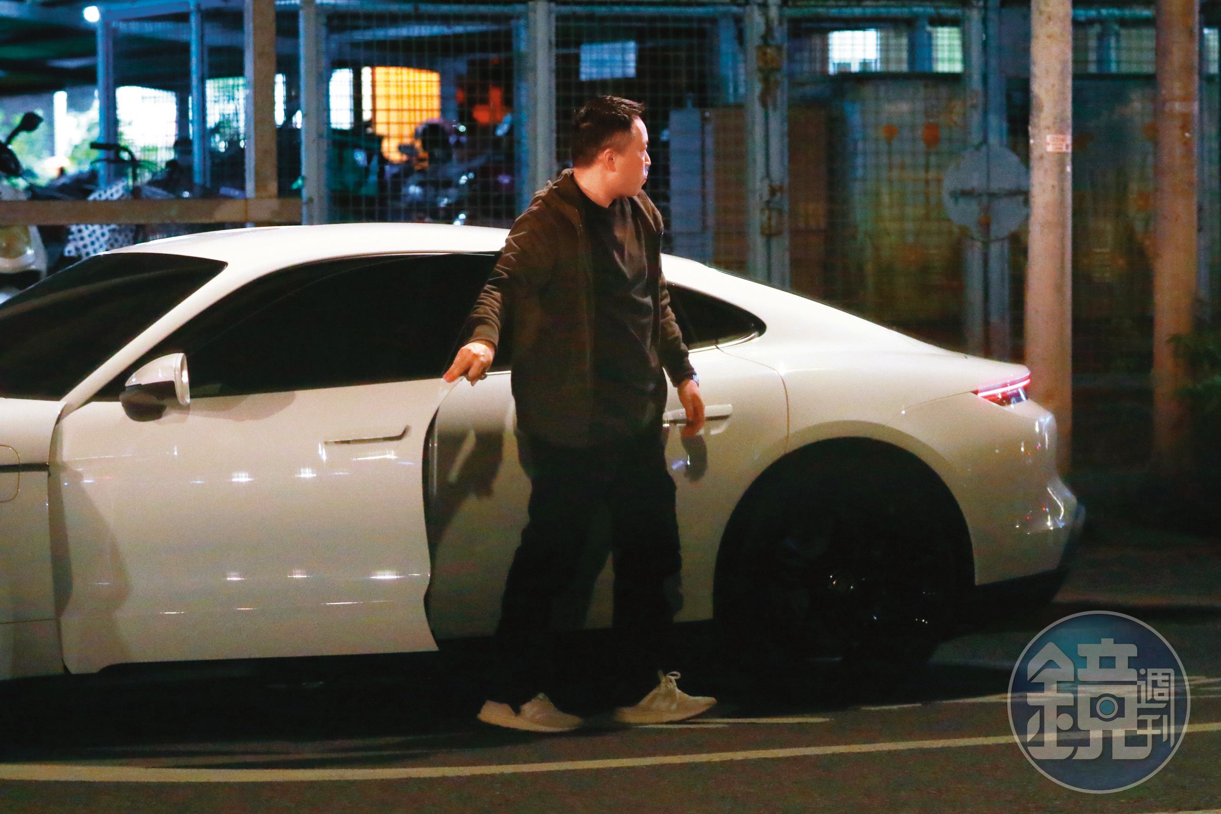 22:37 尹馨的車一度擋道,錢人豪還主動幫忙移車。
